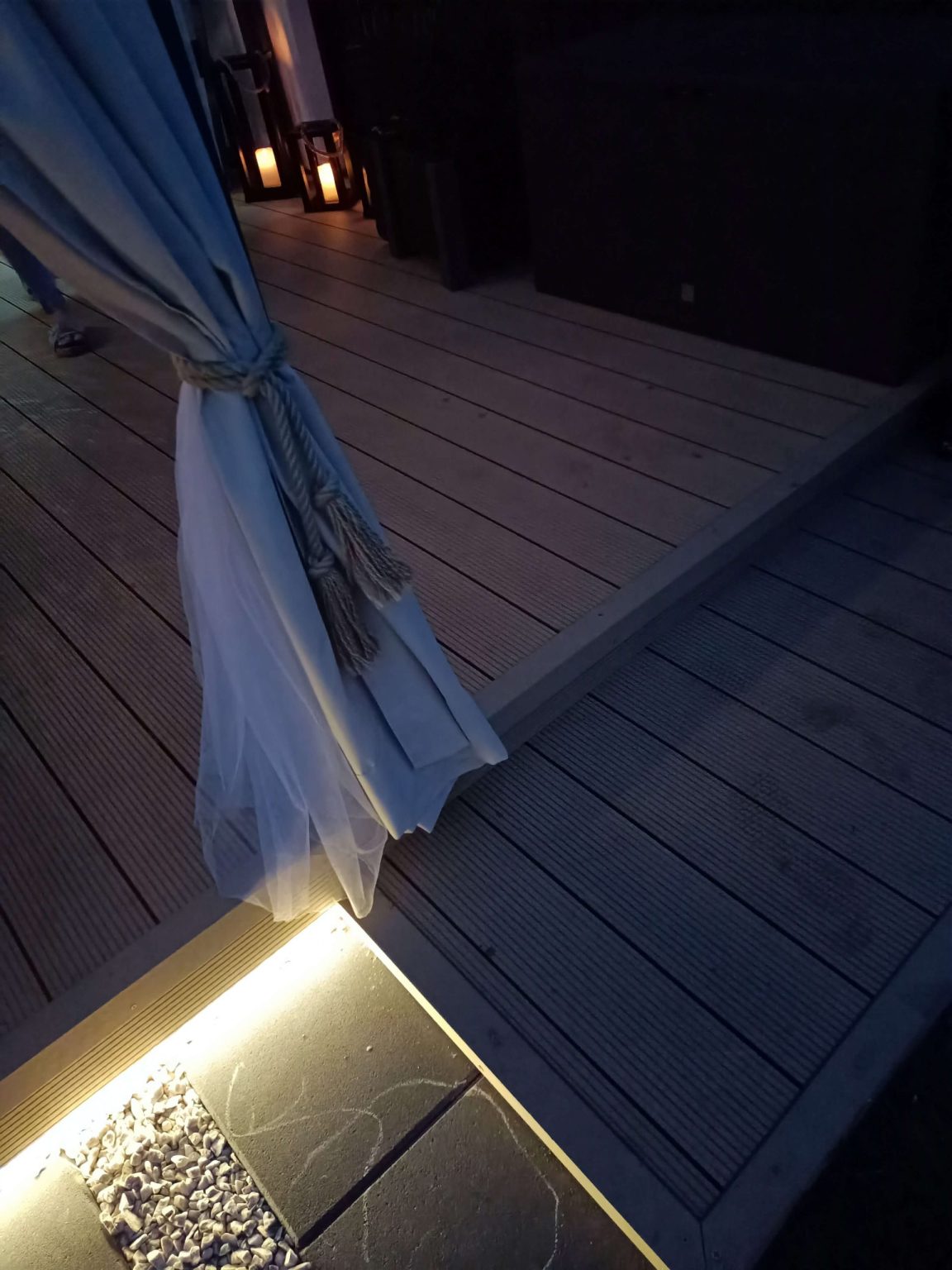 Terrassengestaltung aus Standard WPC-Terrassendielen in der Farbe Honey Teak