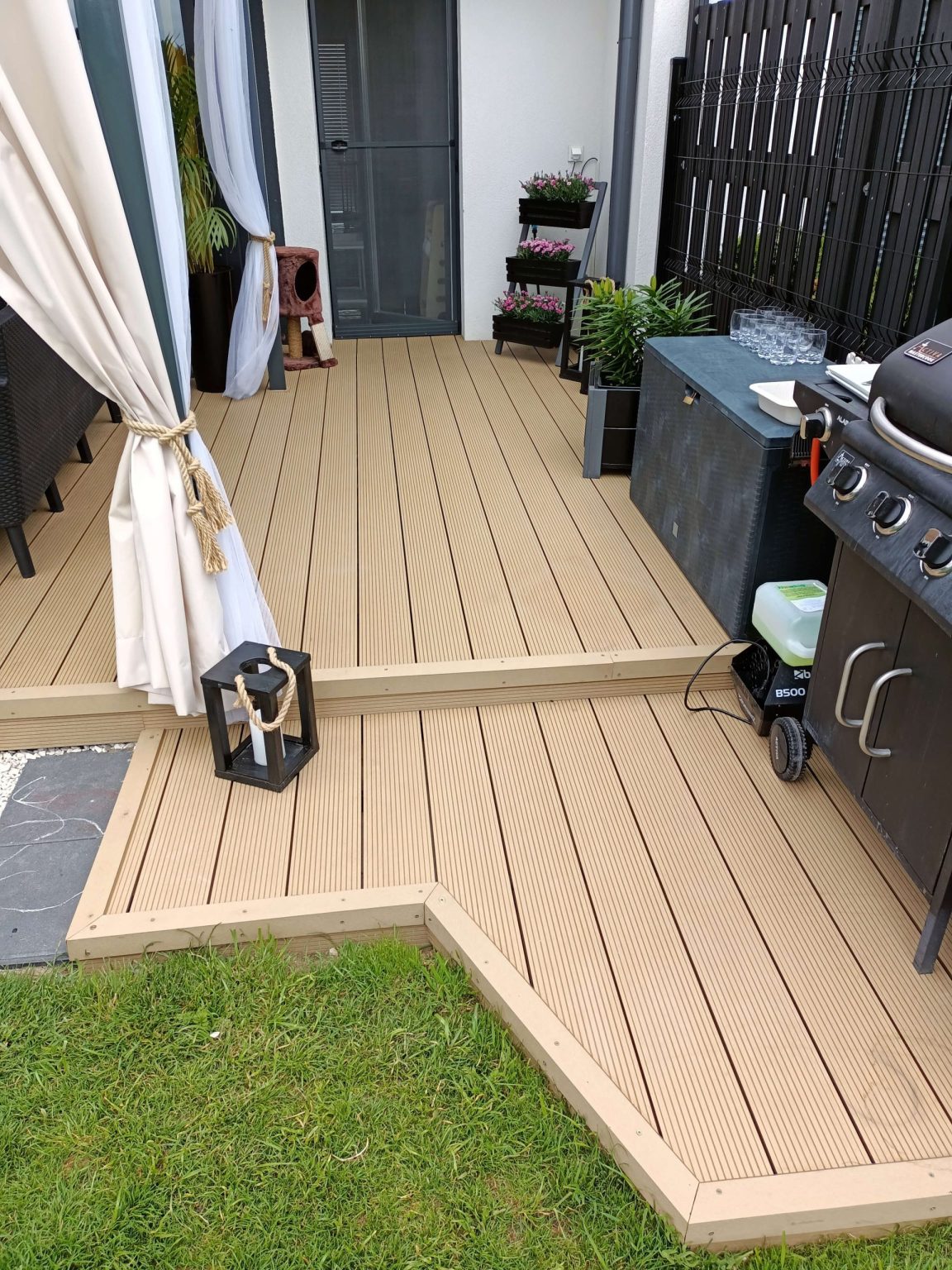 Terrassengestaltung aus Standard WPC-Terrassendielen in der Farbe Honey Teak