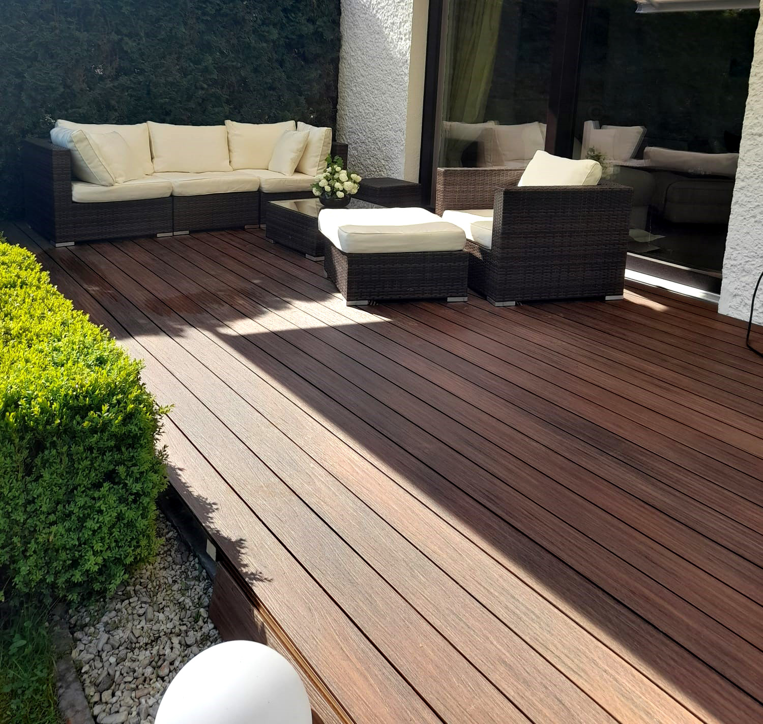Terrassengestaltung mit Überdachung – Redwood Premium WPC-Terrassendielen