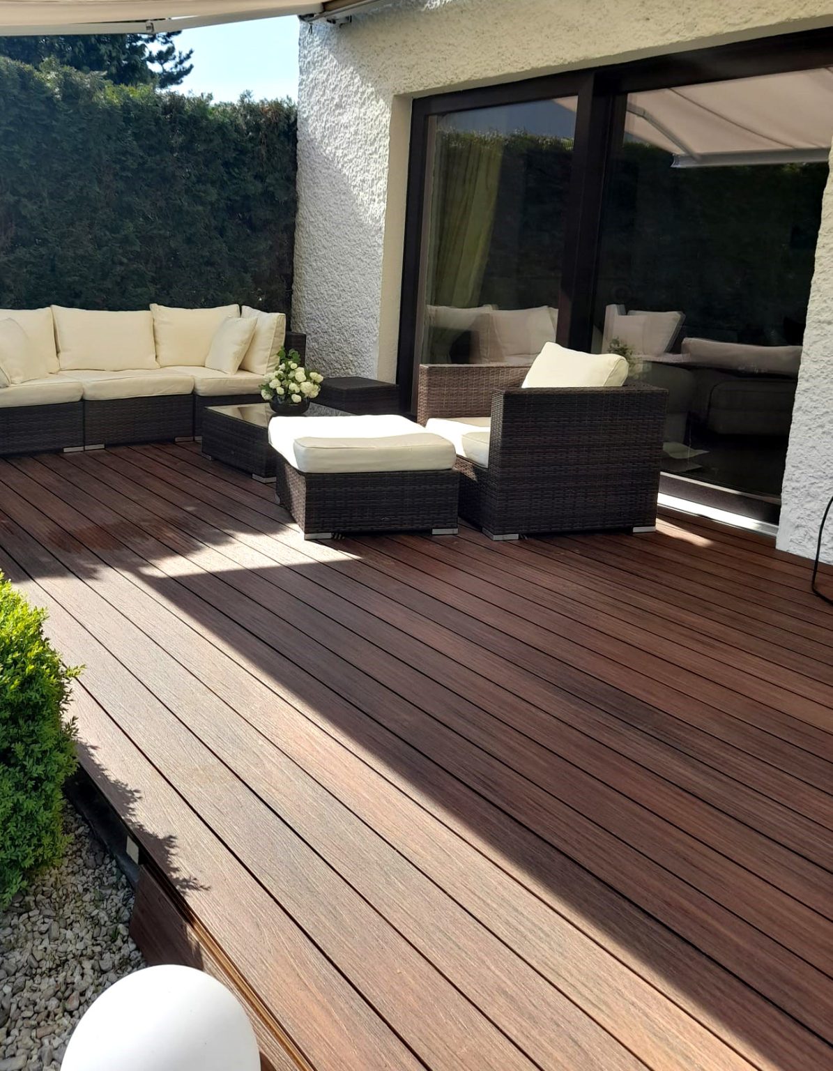 Terrassengestaltung mit Überdachung – Redwood Premium WPC-Terrassendielen