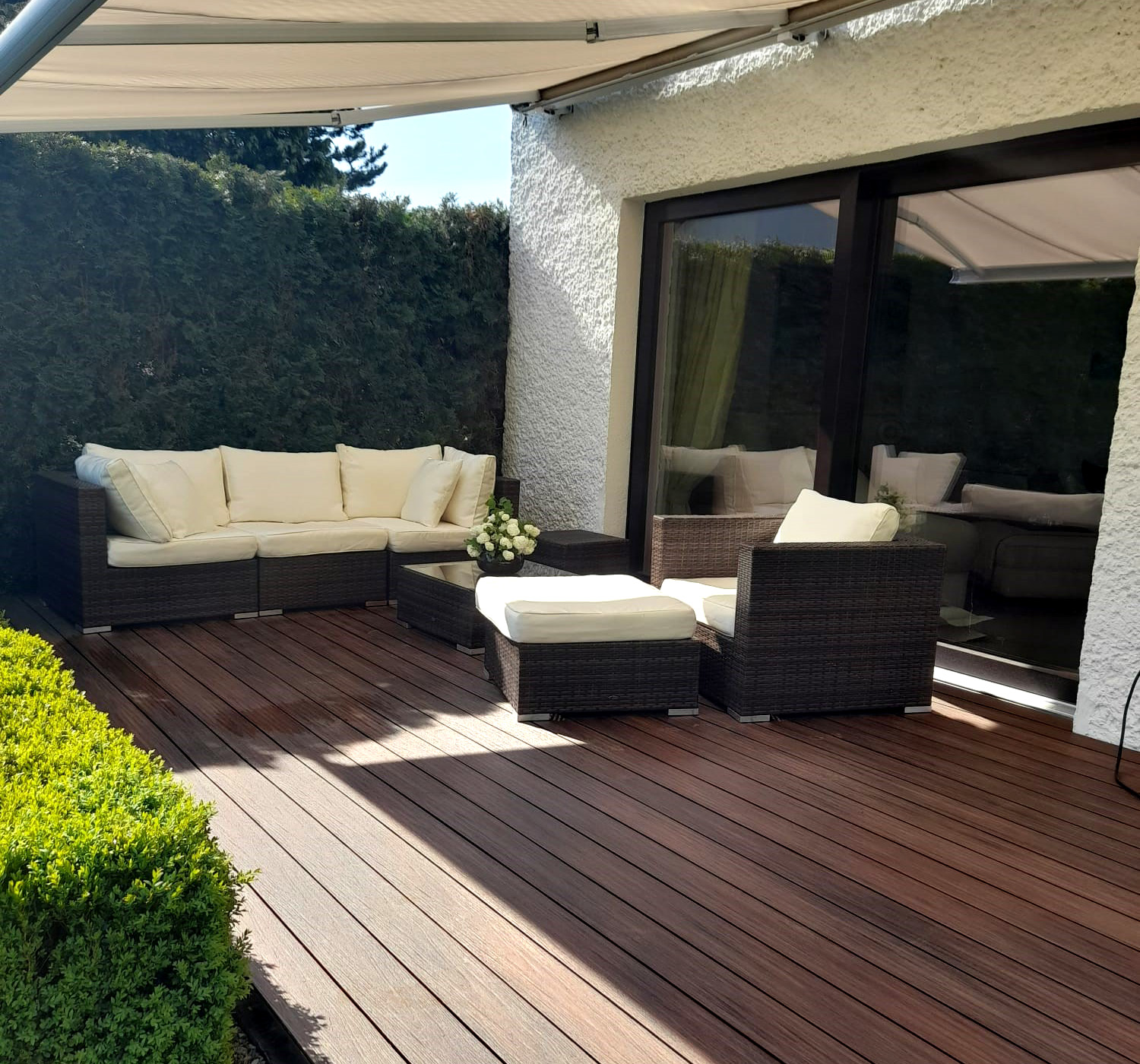 Terrassengestaltung mit Überdachung – Redwood Premium WPC-Terrassendielen