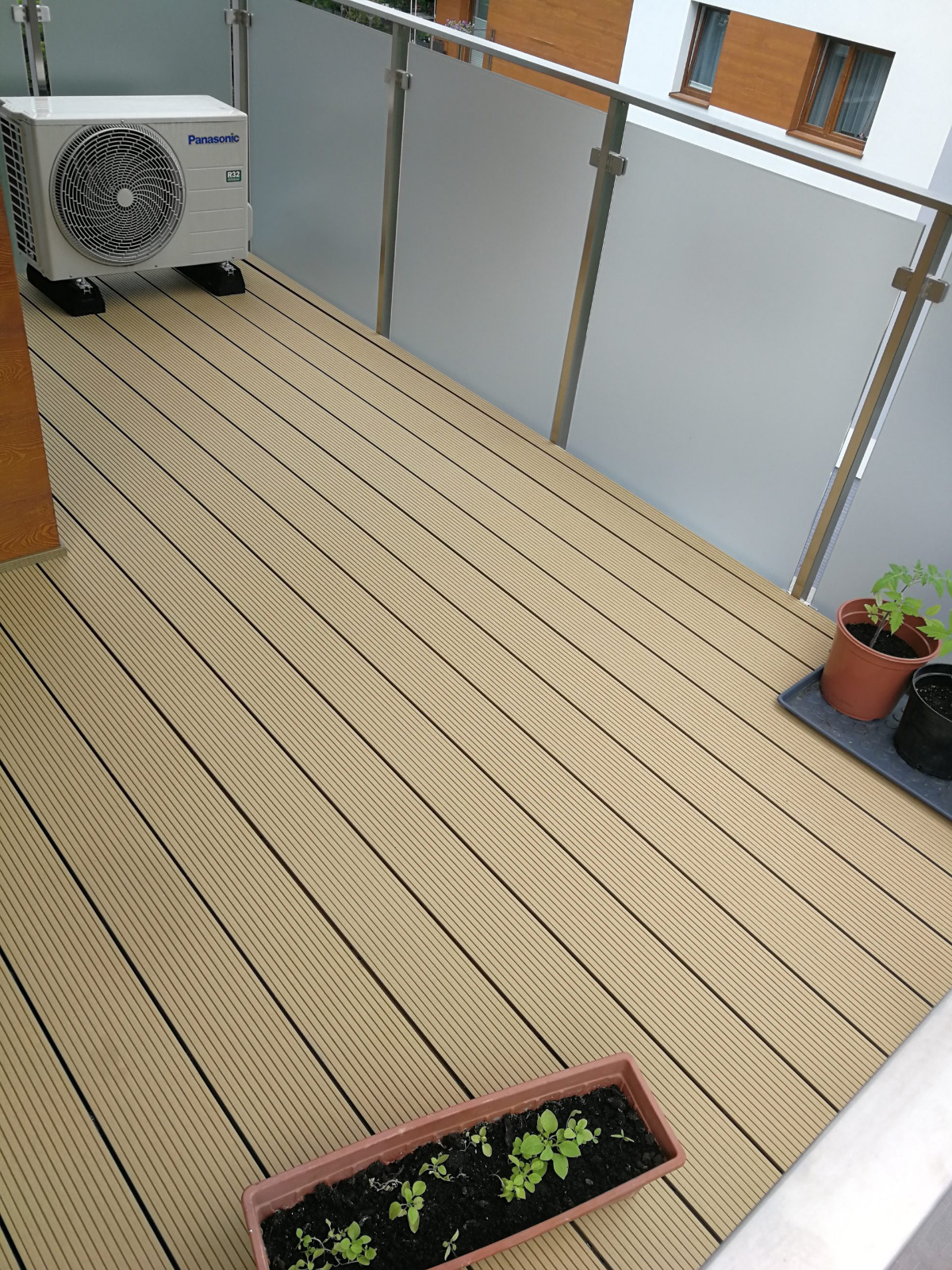 Standard-Balkon Honig Teak – Gemütlichkeit und Funktionalität für den Alltag