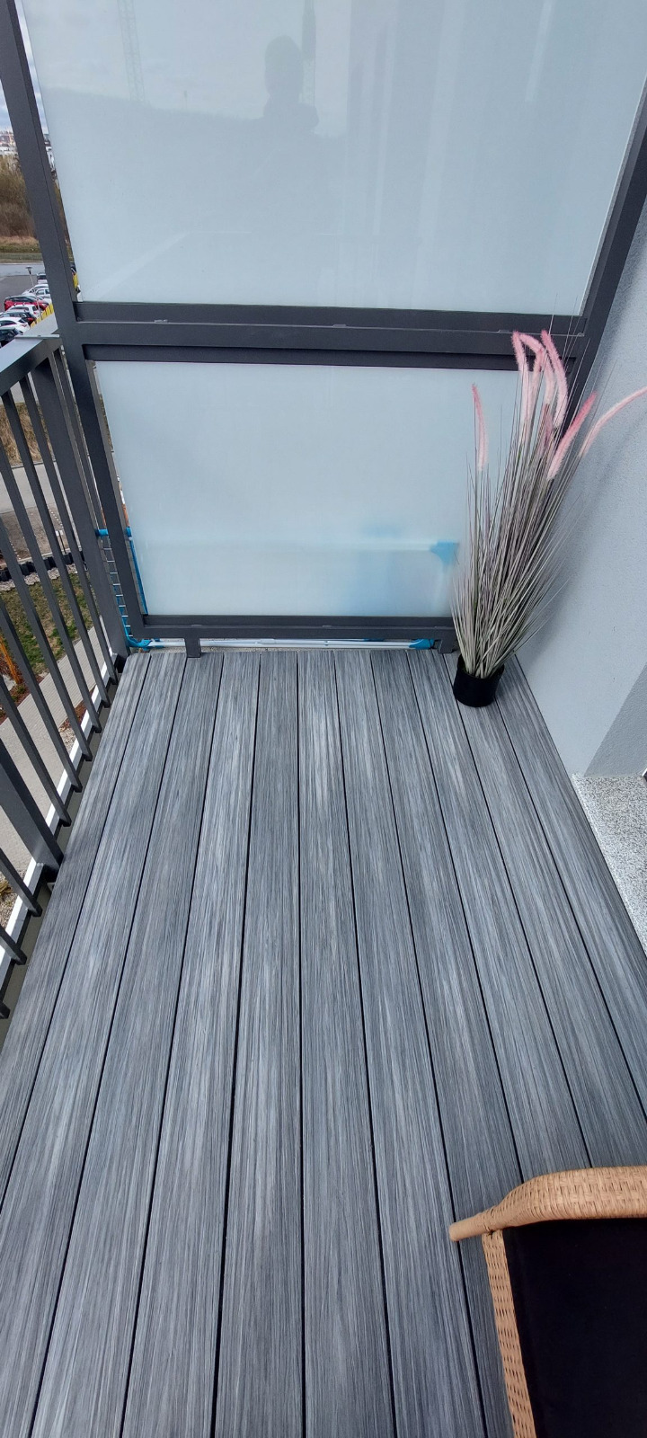 Balkon aus Premium-Gray-Verbunddielen – urbaner Stil