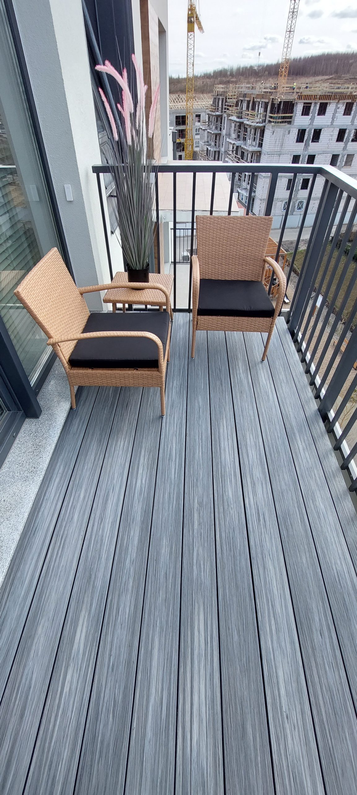 Balkon aus Premium-Gray-Verbunddielen – urbaner Stil