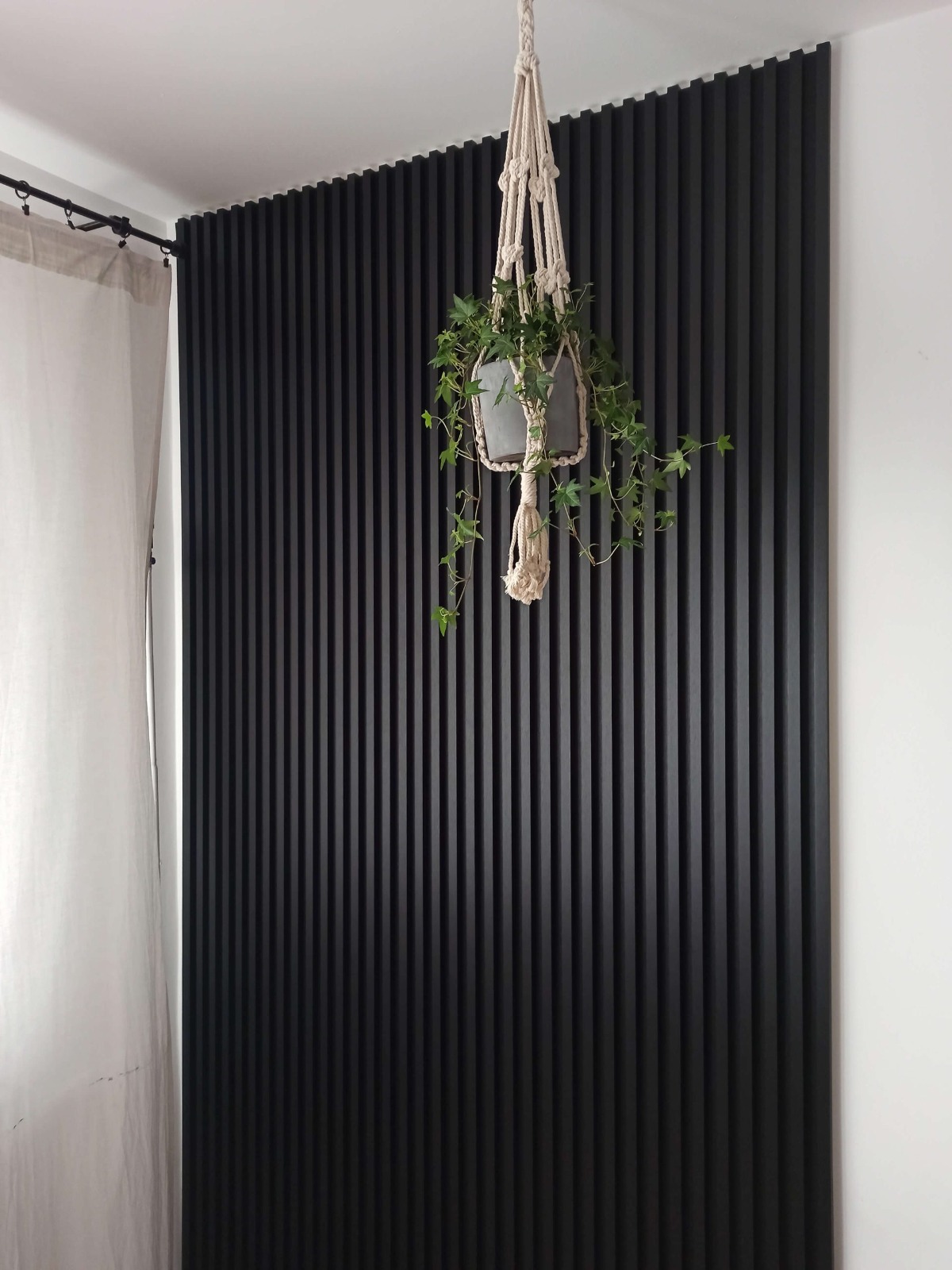 Schwarze lamellen auf einer weißen Wand - Dekorative Wandlamellen Satin Schwarz
