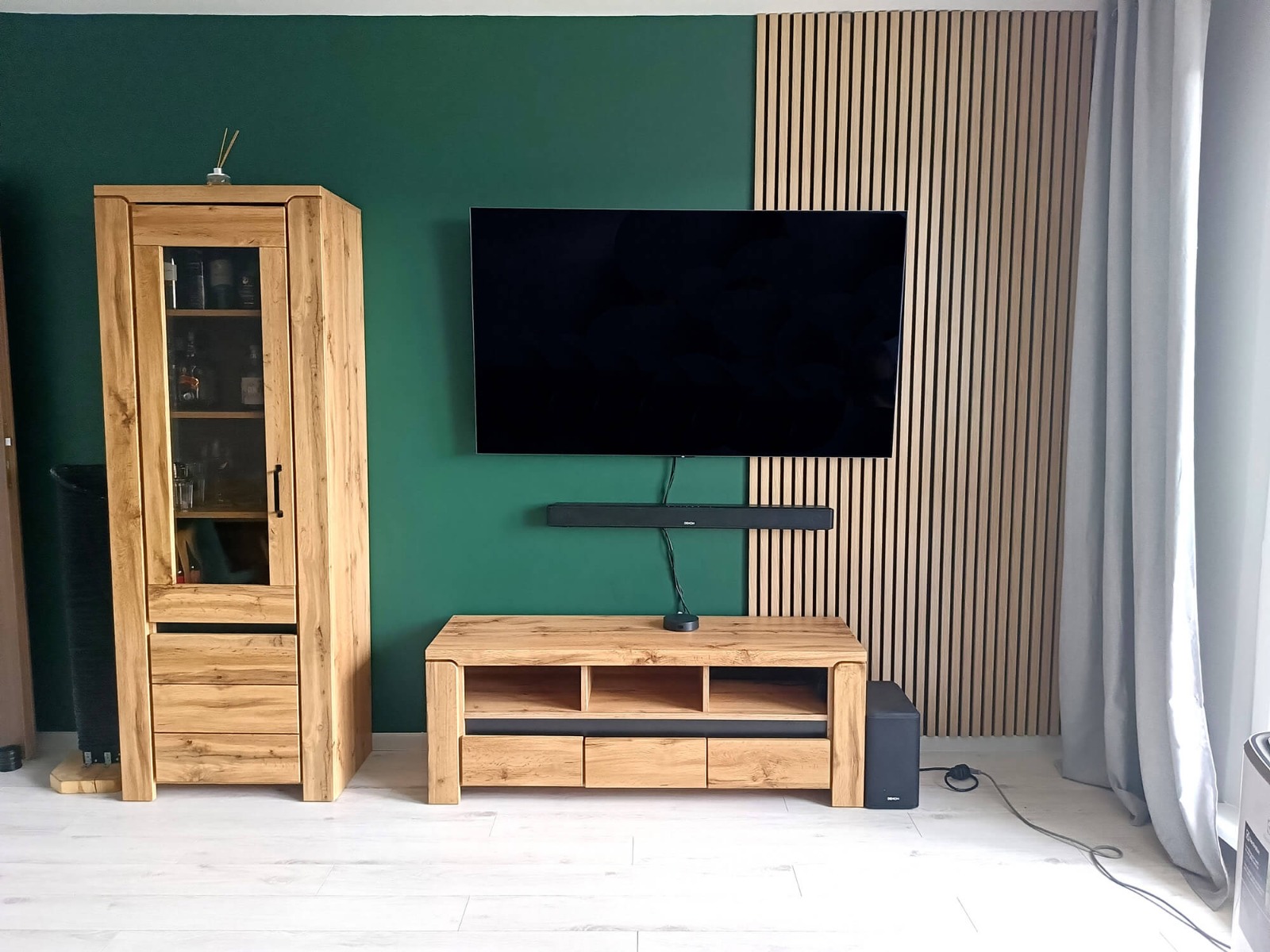 Wohnzimmergestaltung – Akustiklamellen Eiche Sonoma