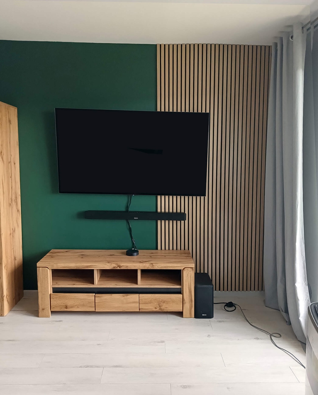 Wohnzimmergestaltung – Akustiklamellen Eiche Sonoma