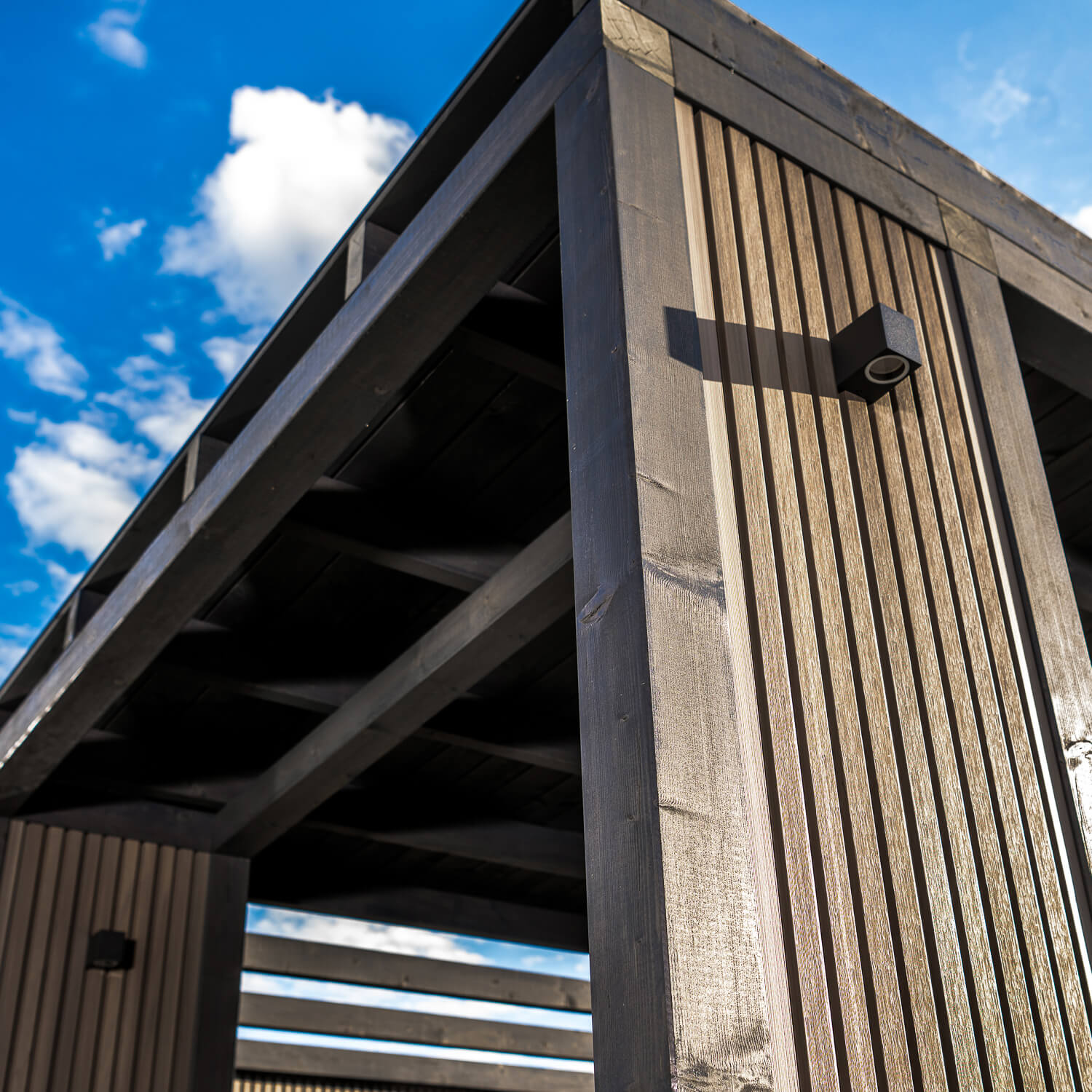 Überdachter Pavillon mit Lamellen-Fassadenbrettern Premium in Antikeiche