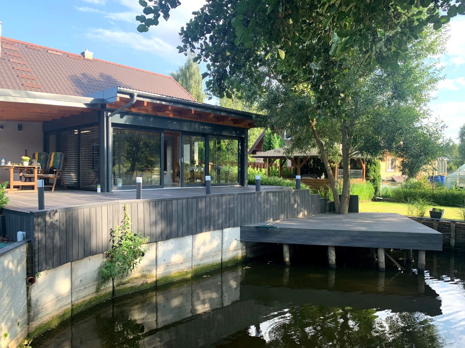 Große Terrasse mit WPC Dielen Premium Anthrazit