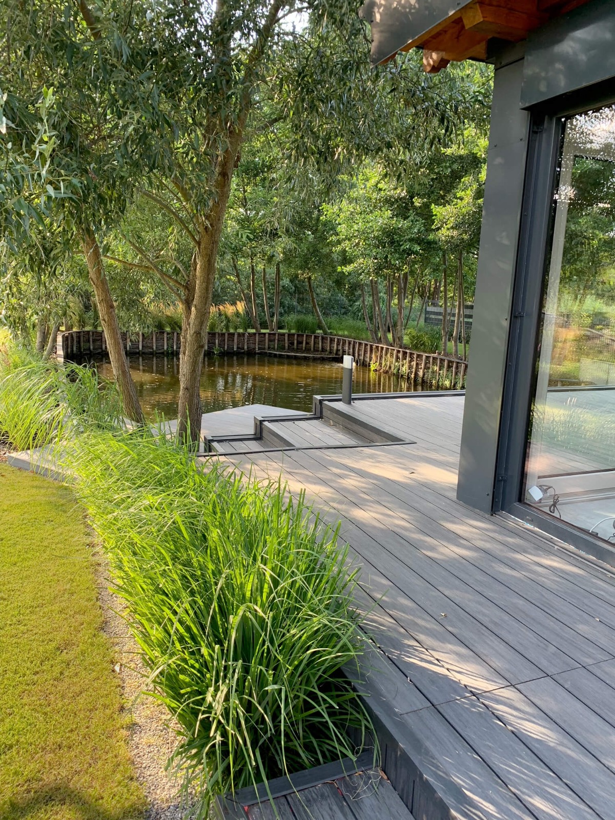 Große Terrasse mit WPC Dielen Premium Anthrazit