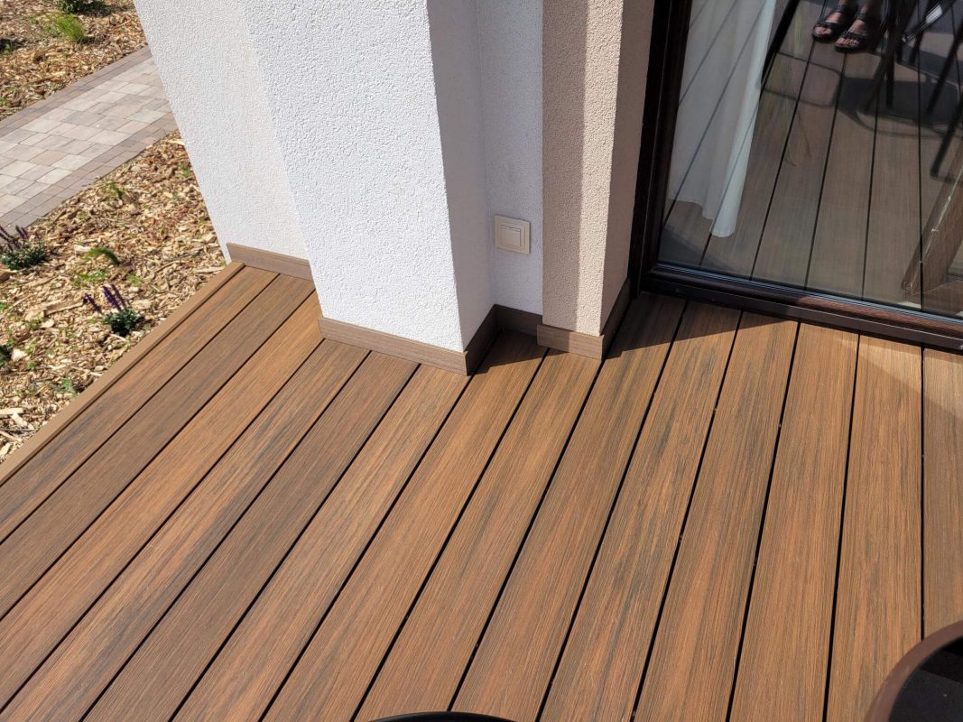 Terrasse aus Premium-Teak-Komposit-Terrassendielen