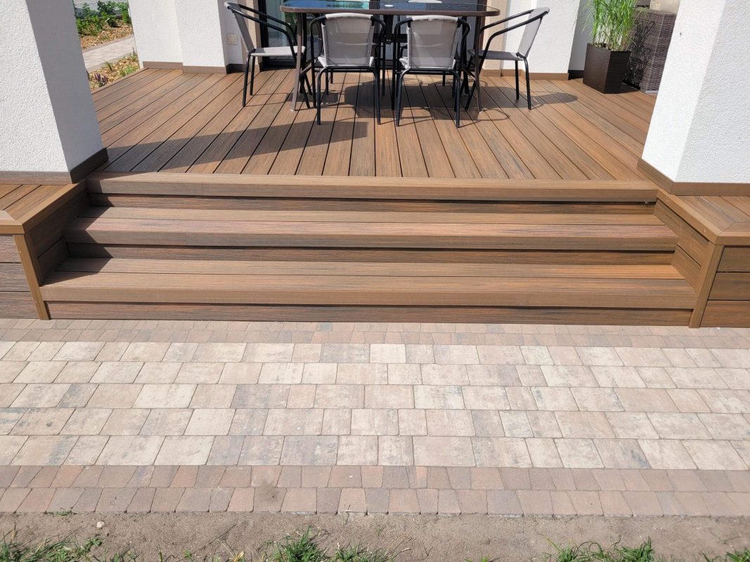 Terrasse aus Premium-Teak-Komposit-Terrassendielen