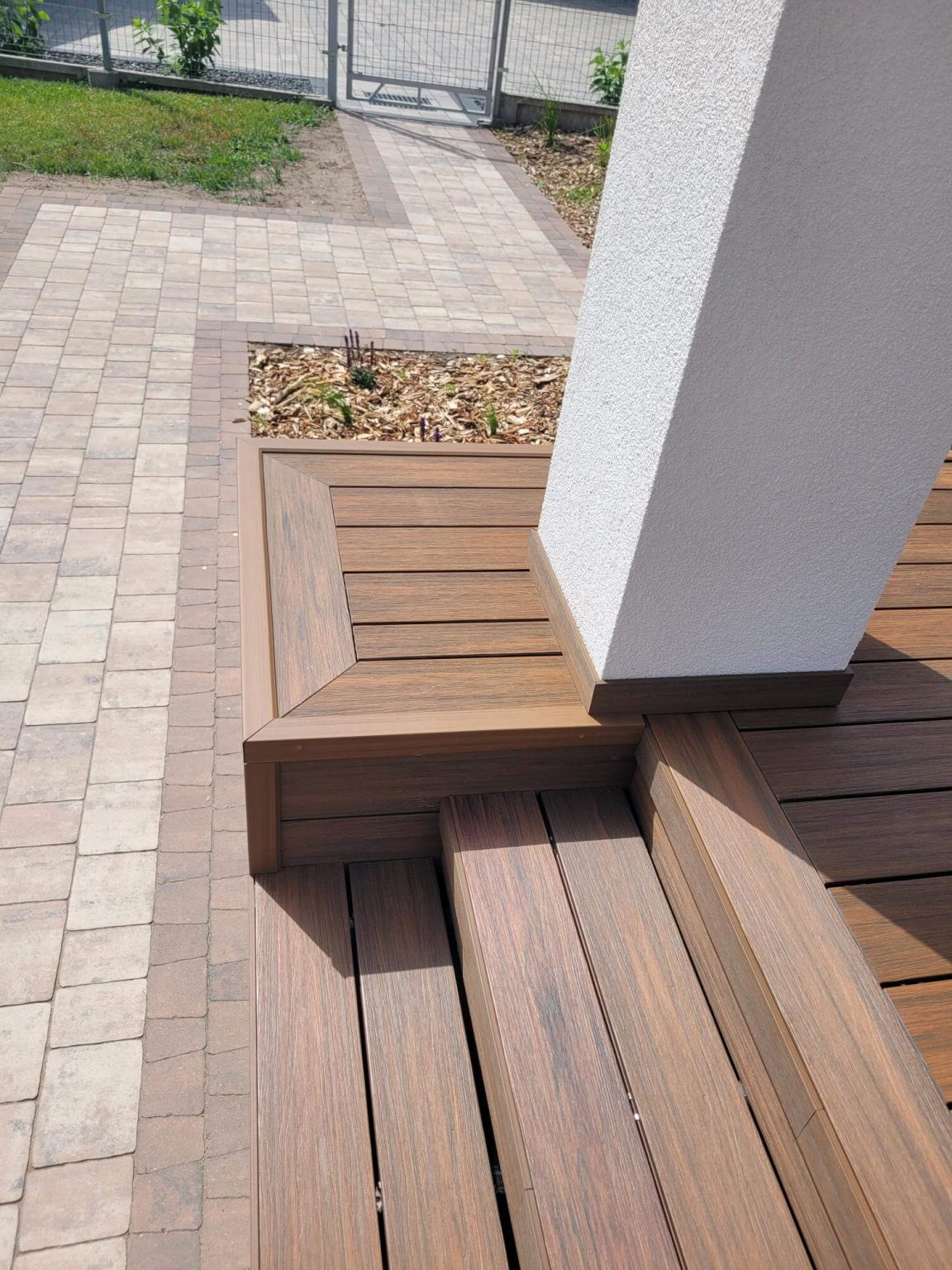 Terrasse aus Premium-Teak-Komposit-Terrassendielen