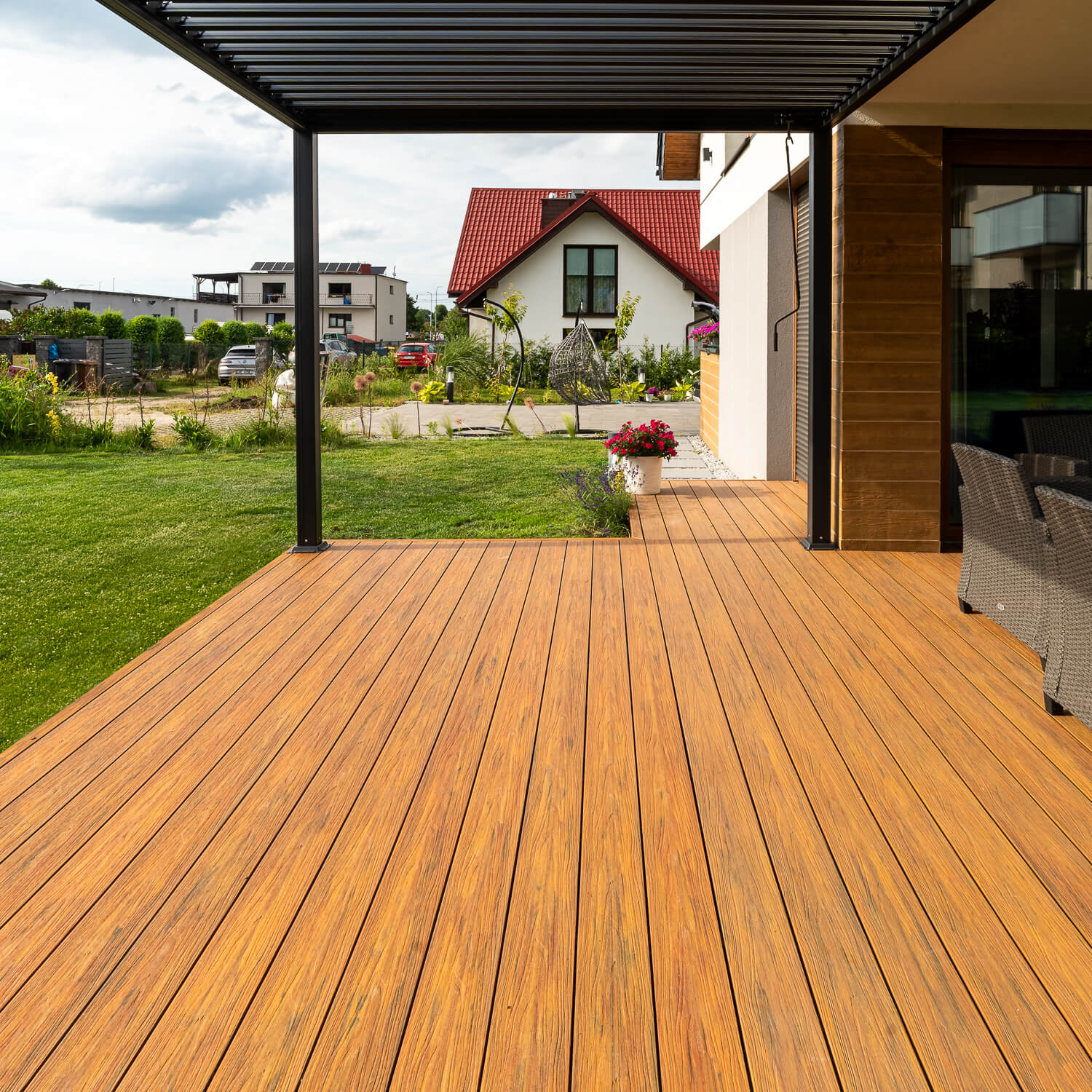 Gartenpergola von Liderwood – eine moderne WPC-Terrassengestaltung mit Premium-Terrassendielen in Amber