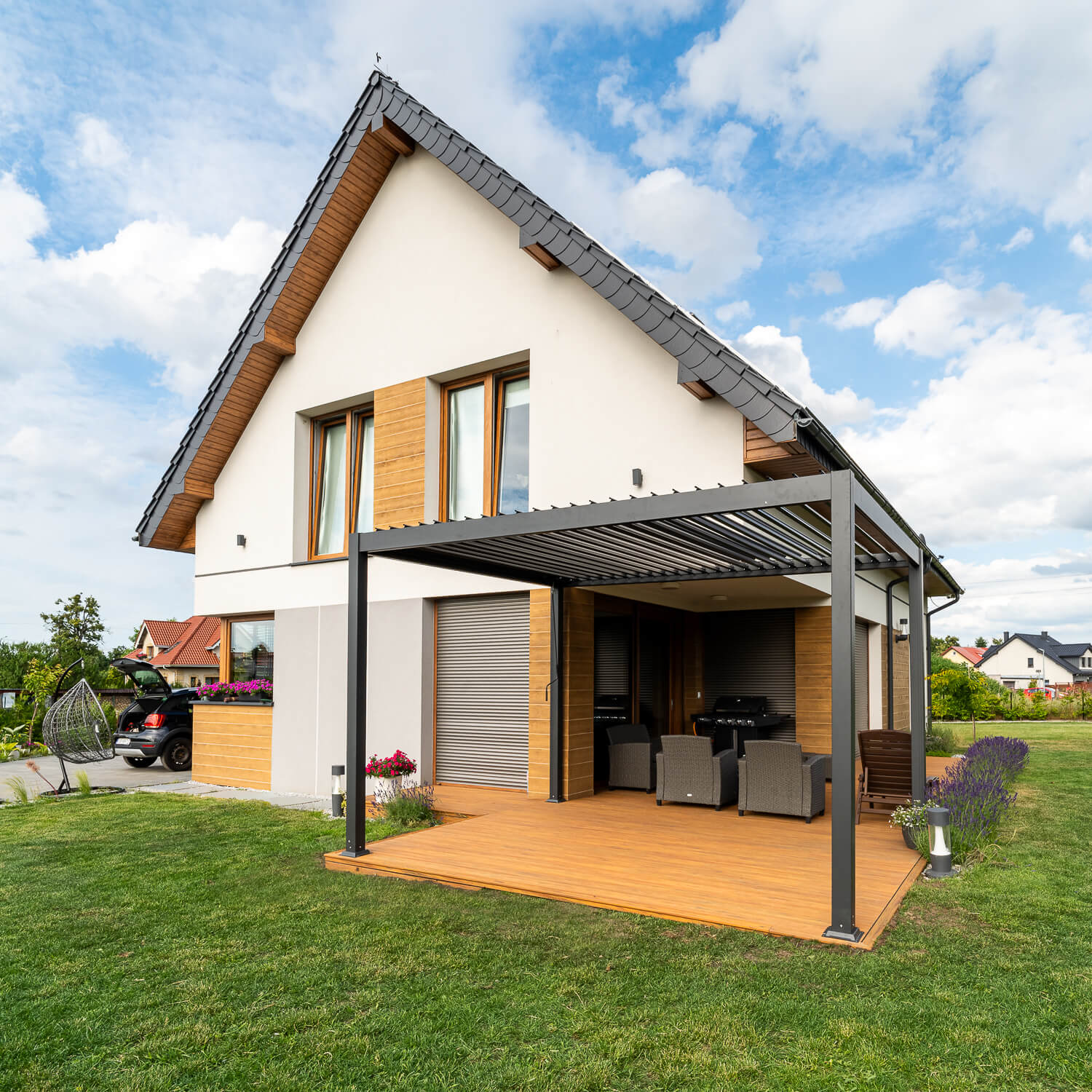 Gartenpergola von Liderwood – eine moderne WPC-Terrassengestaltung mit Premium-Terrassendielen in Amber