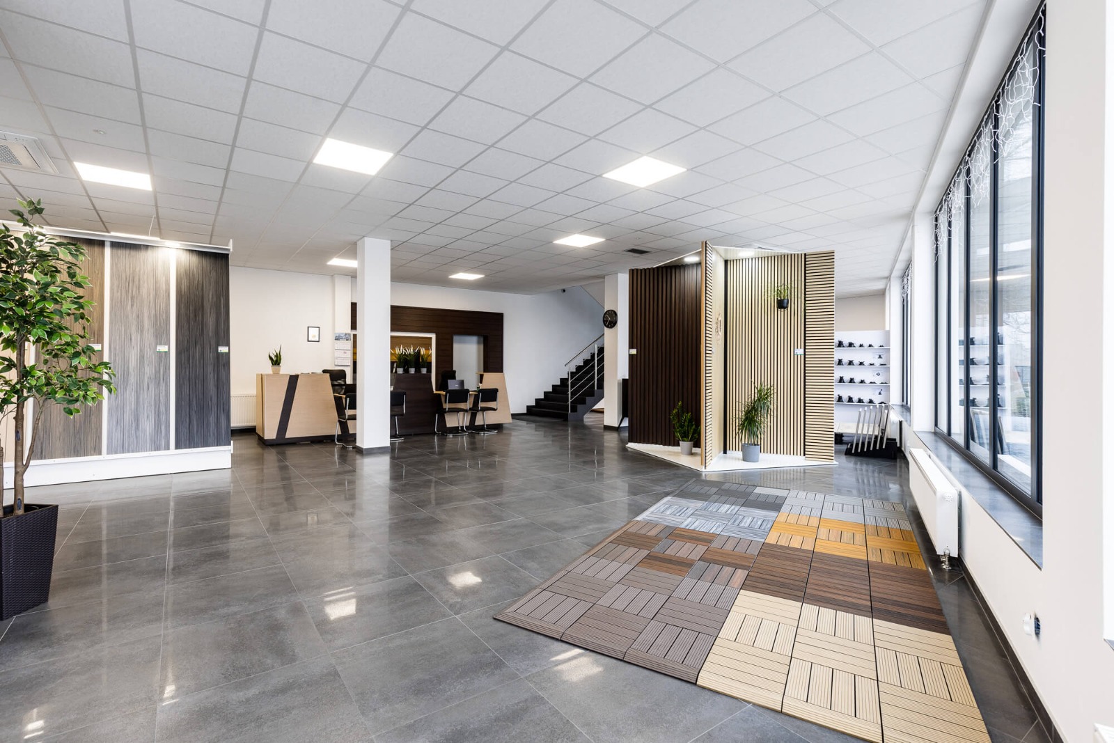 Ausstellung im Ausstellungsraum in Rumia - Lamellenplatten und Paneele aus WPC