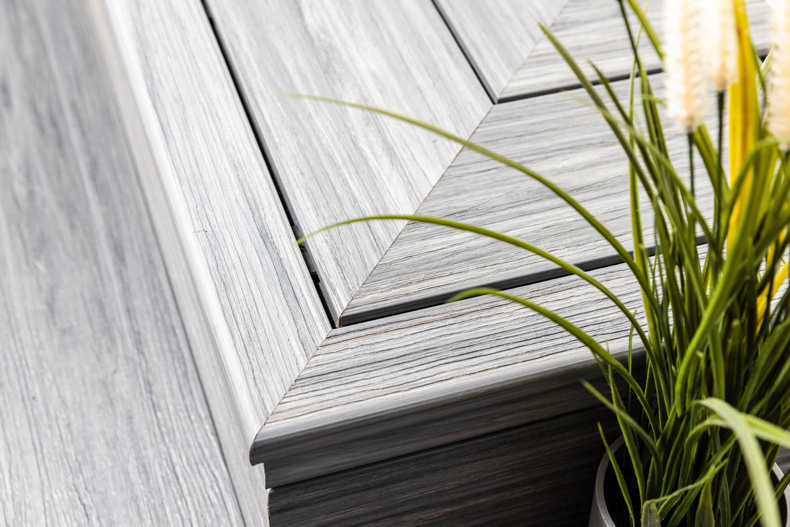 Ausstellung im Ausstellungsraum in Rumia - Lamellenplatten und Paneele aus WPC