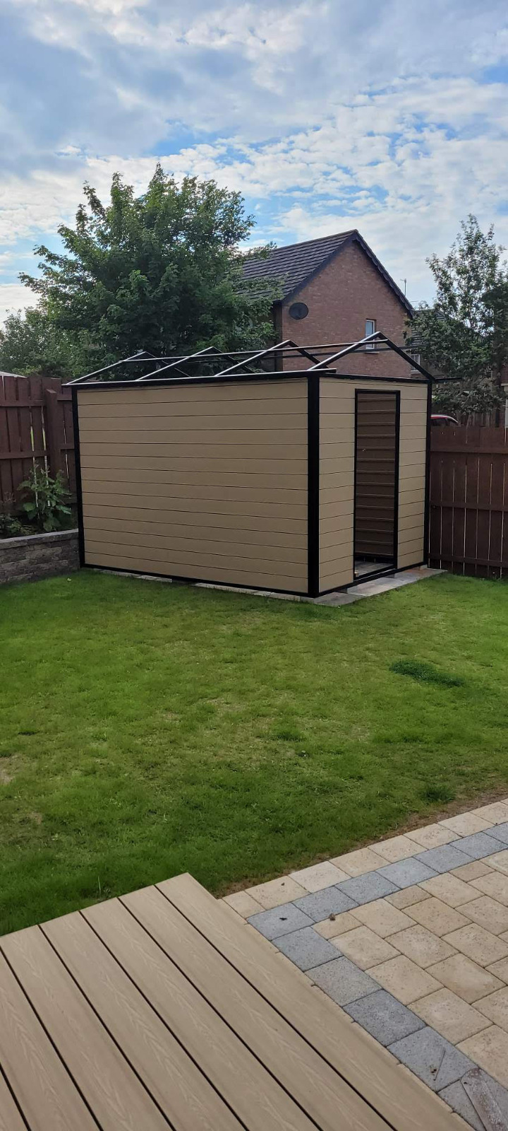 Gartenhaus mit Standard Honey Teak Fassadenplatte – ein praktischer und ästhetischer Akzent im Garten