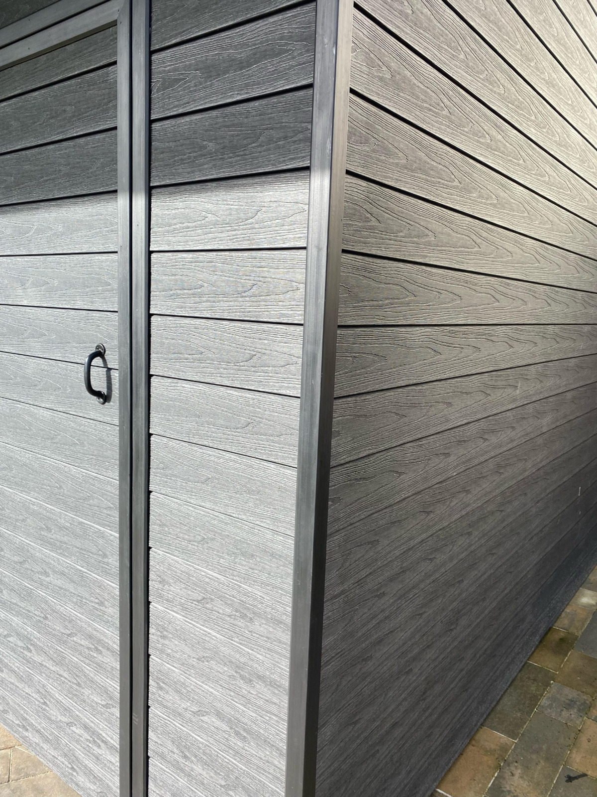 Gartenhaus mit Überdachung aus Premium Gray Verbunddielen