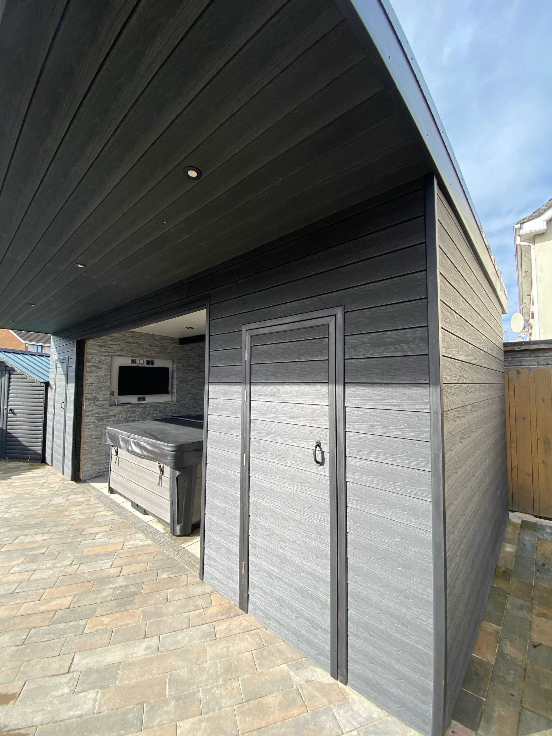 Gartenhaus mit Überdachung aus Premium Gray Verbunddielen