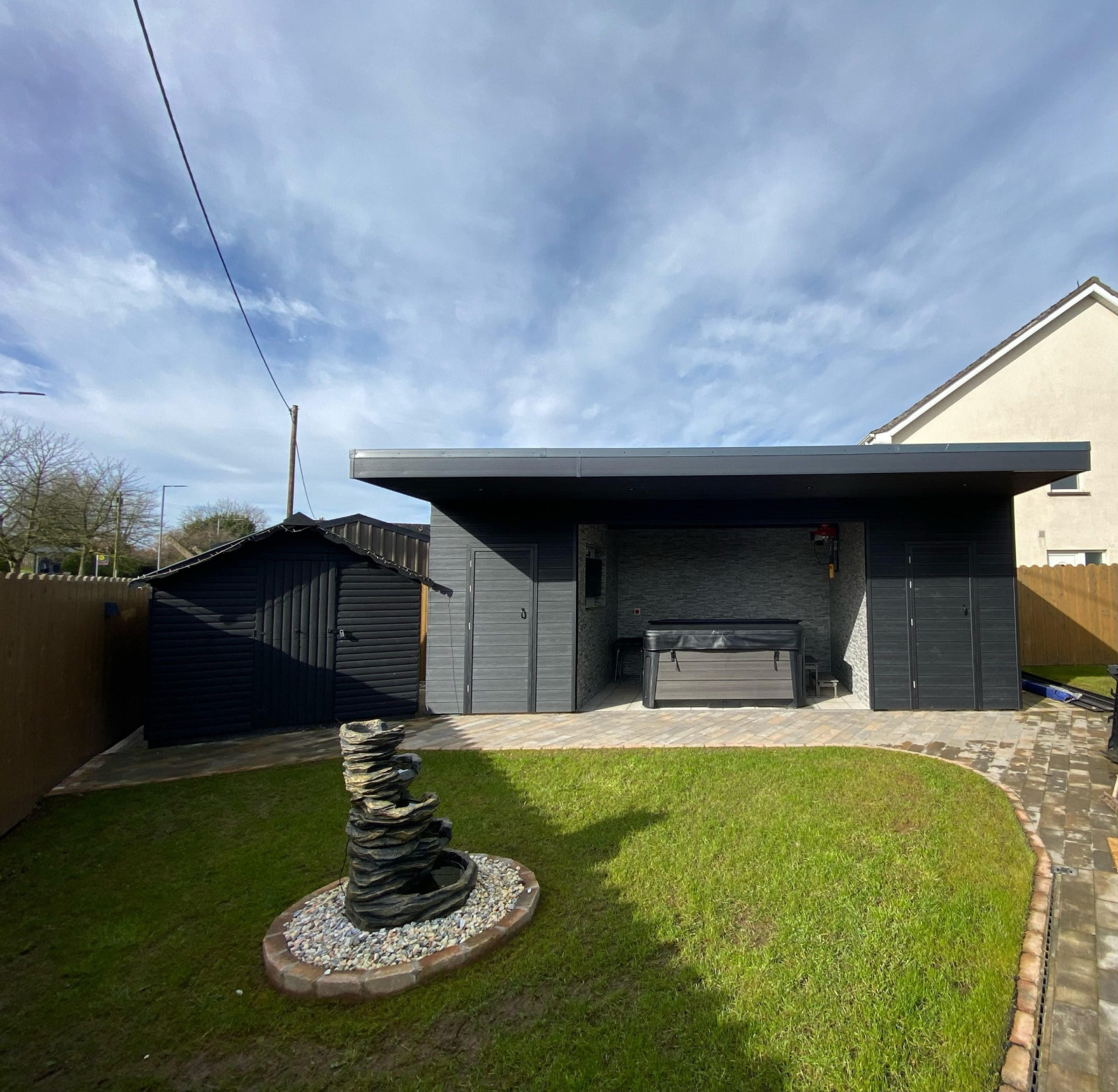 Gartenhaus mit Überdachung aus Premium Gray Verbunddielen