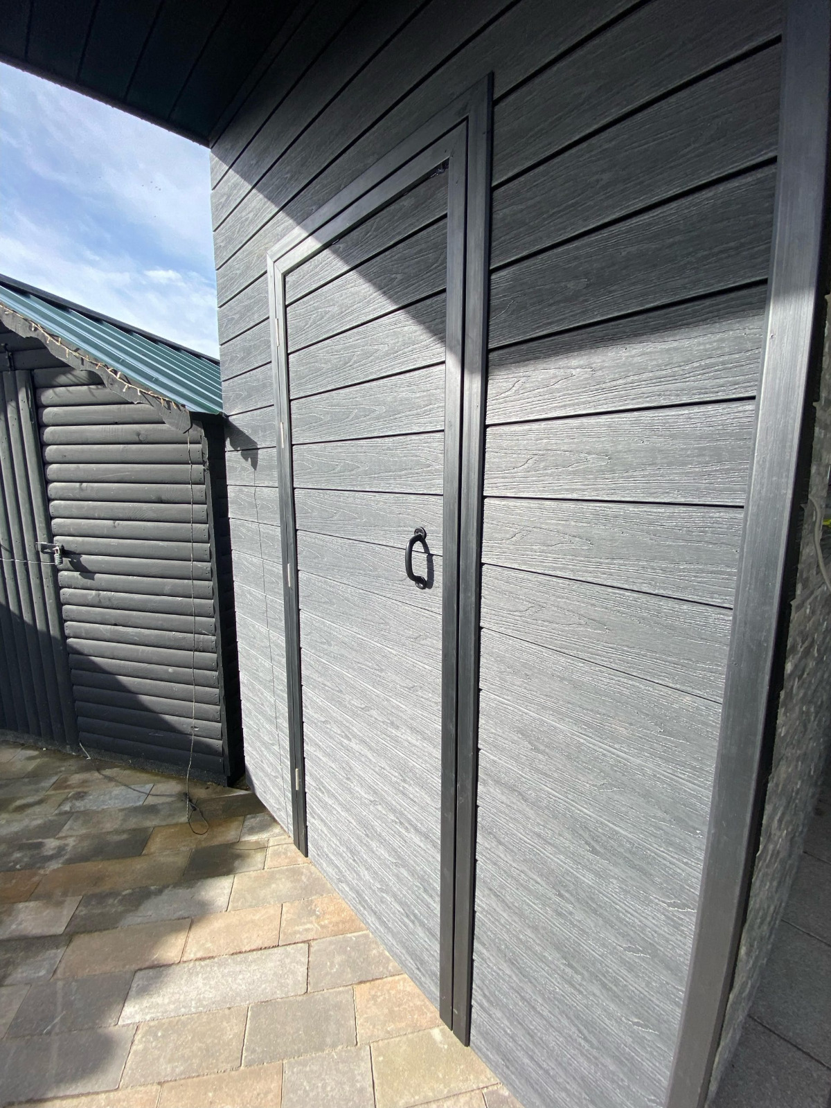 Gartenhaus mit Überdachung aus Premium Gray Verbunddielen