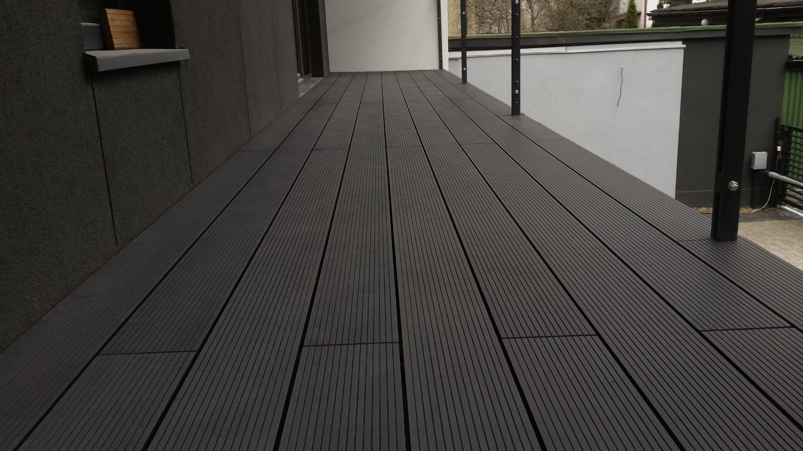 Große Terrasse mit WPC Dielen Standard Anthrazit