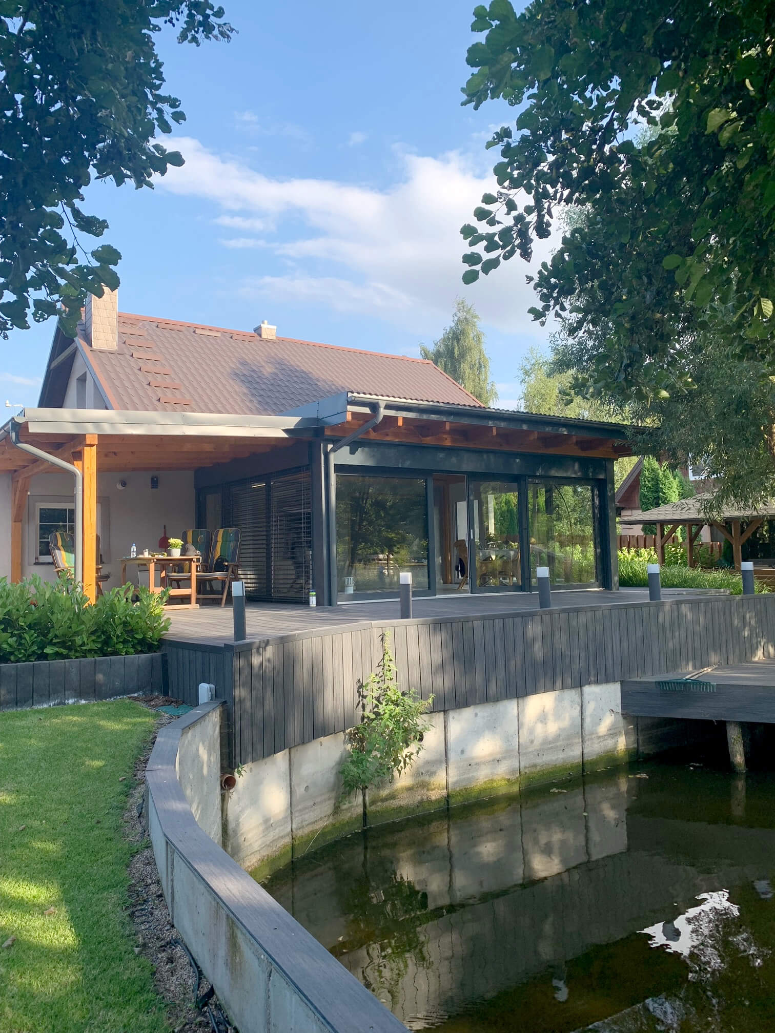 Große Terrasse mit WPC Dielen Premium Anthrazit