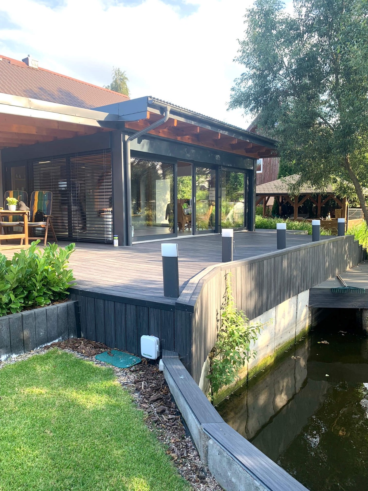 Große Terrasse mit WPC Dielen Premium Anthrazit