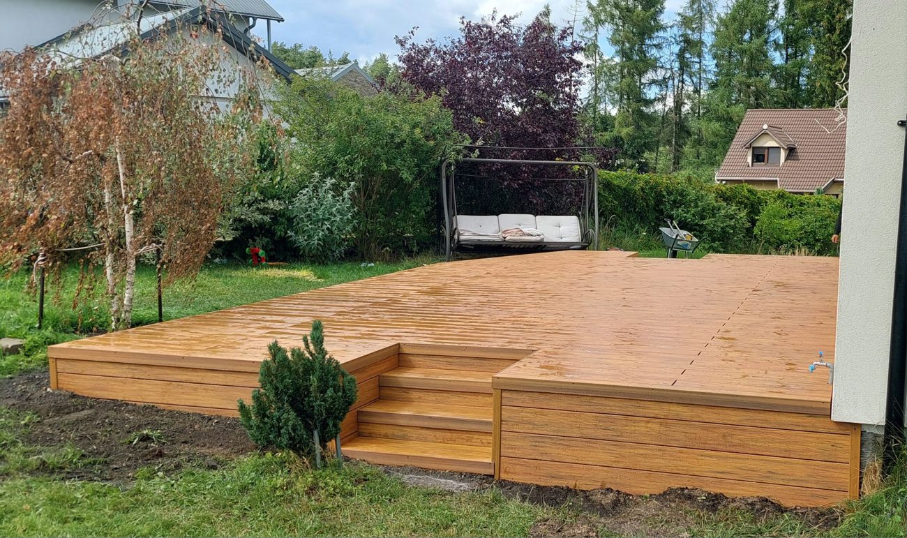Terrasse mit Stufen – Amber Premium Verbund-Terrassendielen