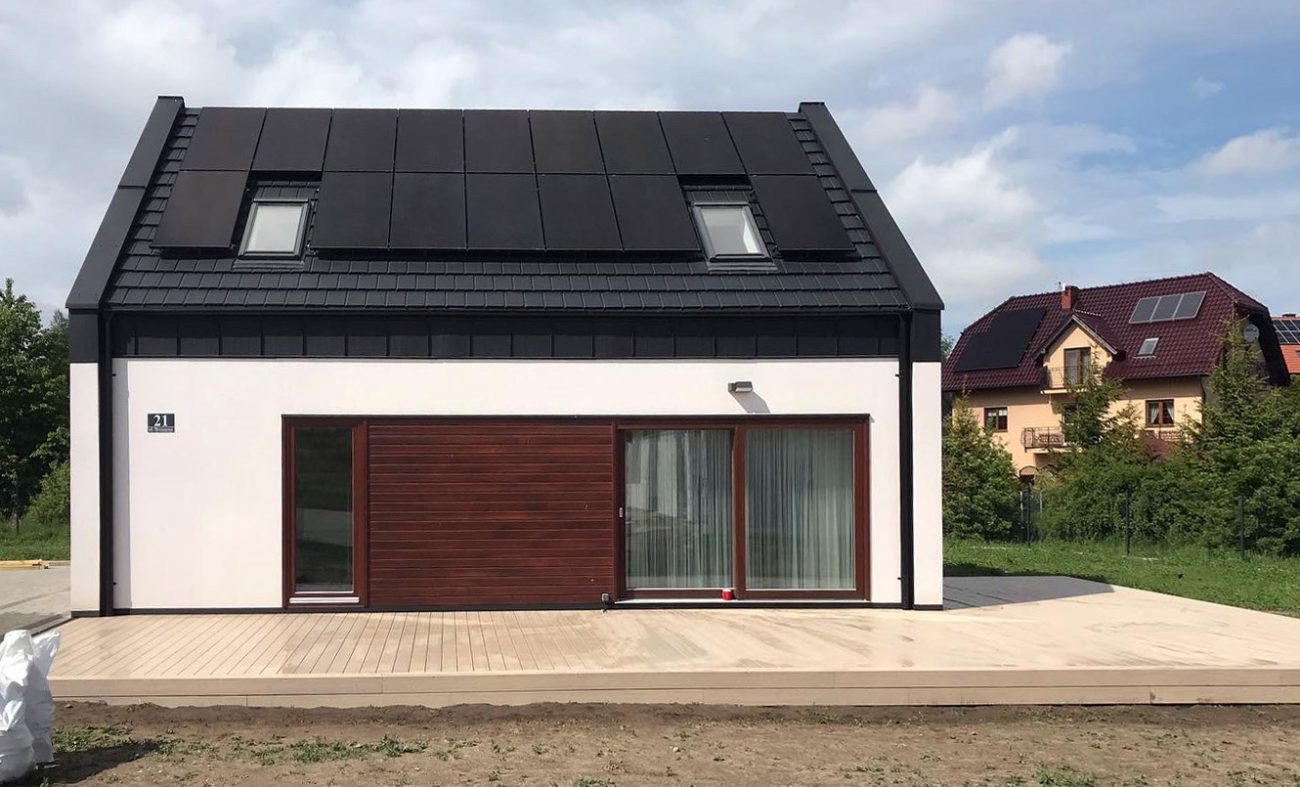 Große Terrasse aus Ecru-Premium-Komposit-Terrassendielen