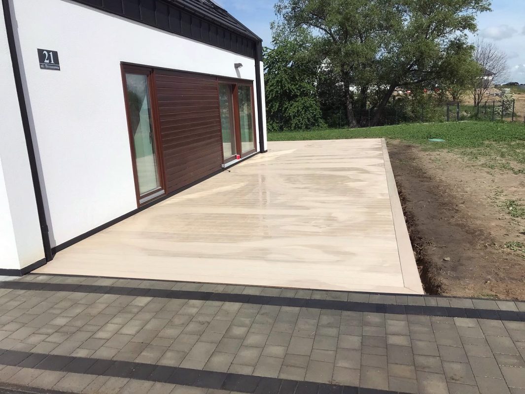 Große Terrasse aus Ecru-Premium-Komposit-Terrassendielen