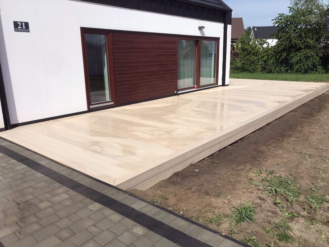 Große Terrasse aus Ecru-Premium-Komposit-Terrassendielen