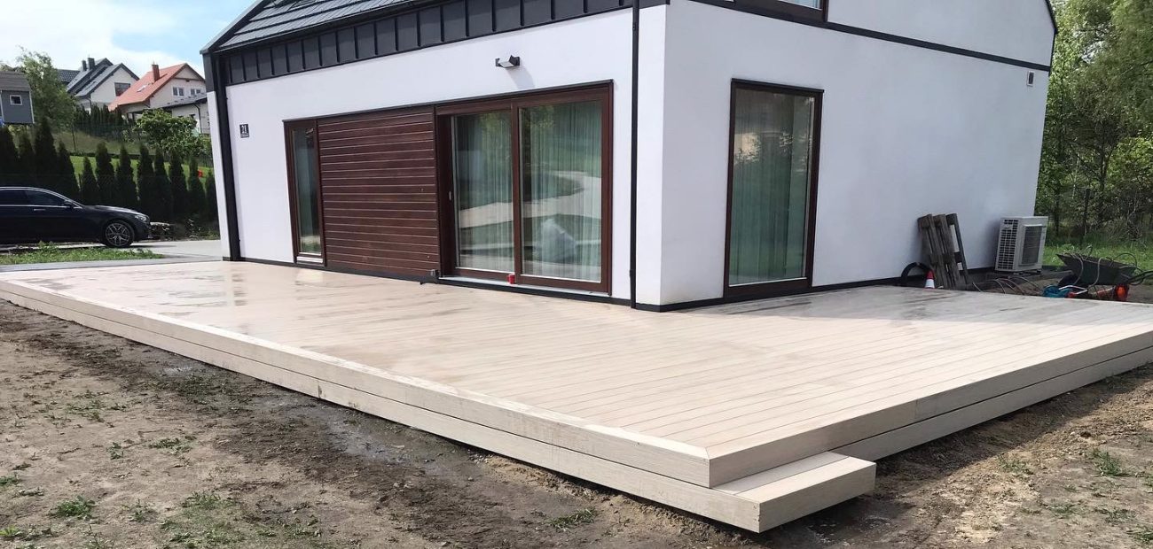 Große Terrasse aus Ecru-Premium-Komposit-Terrassendielen