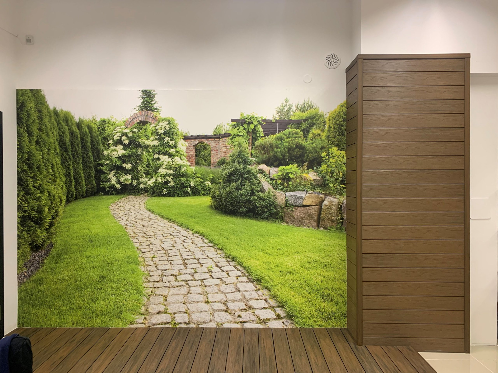 Ausstellung der Premium Teak Fassadenplatte im Showroom in Gdynia