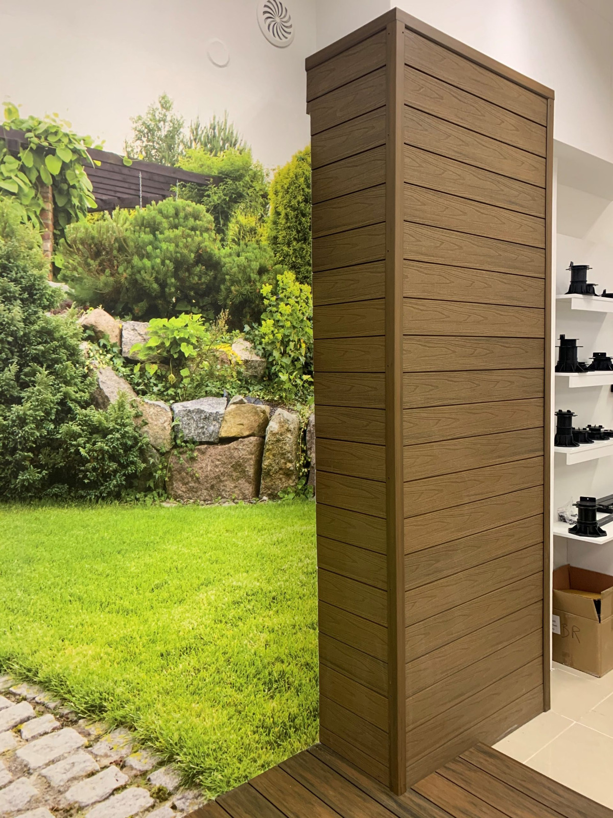 Ausstellung der Premium Teak Fassadenplatte im Showroom in Gdynia