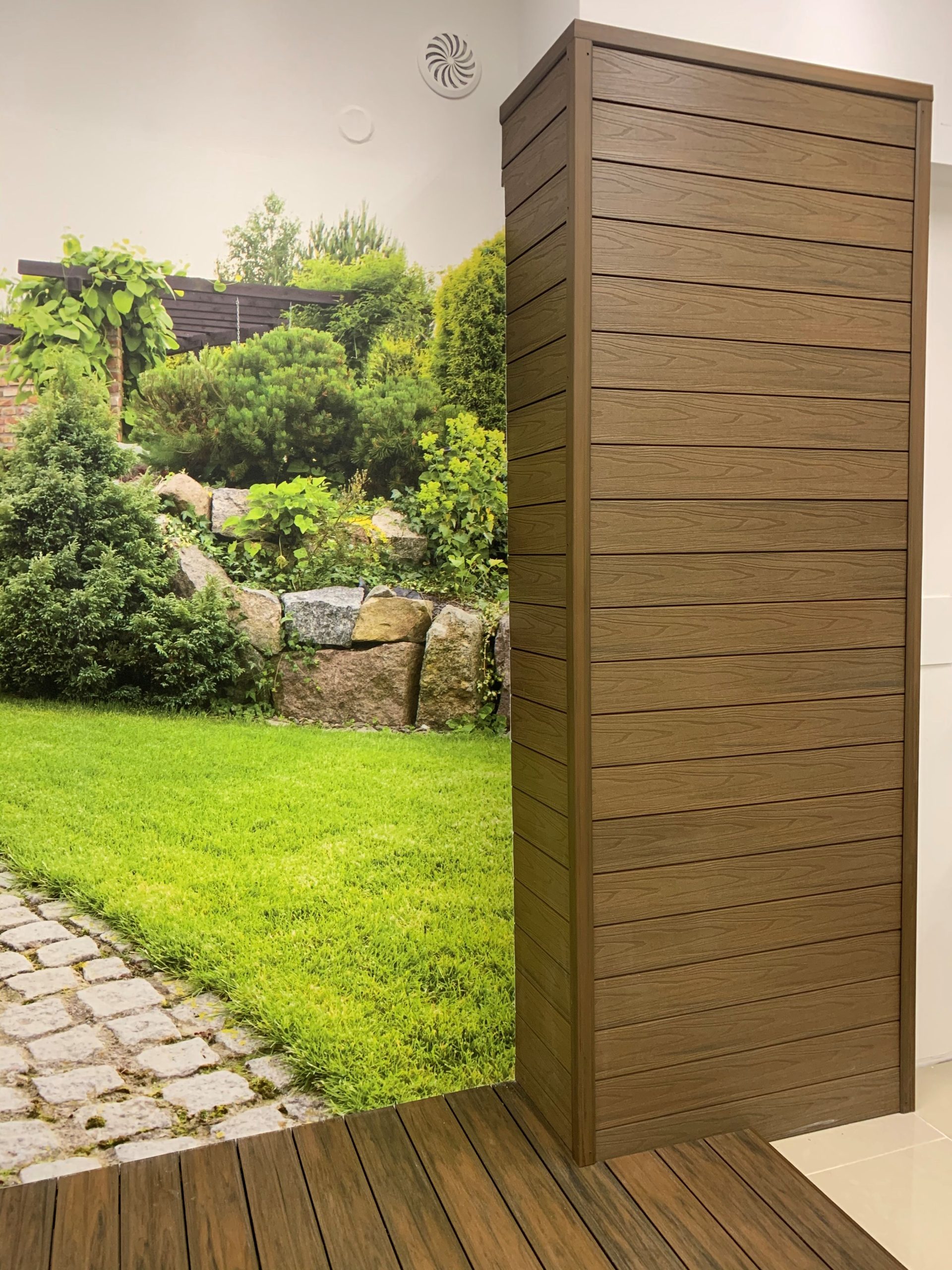 Ausstellung der Premium Teak Fassadenplatte im Showroom in Gdynia