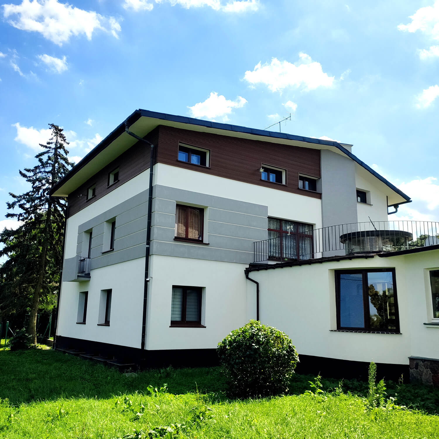Premium Teak Lamellen an der Fassade – horizontale Anordnung