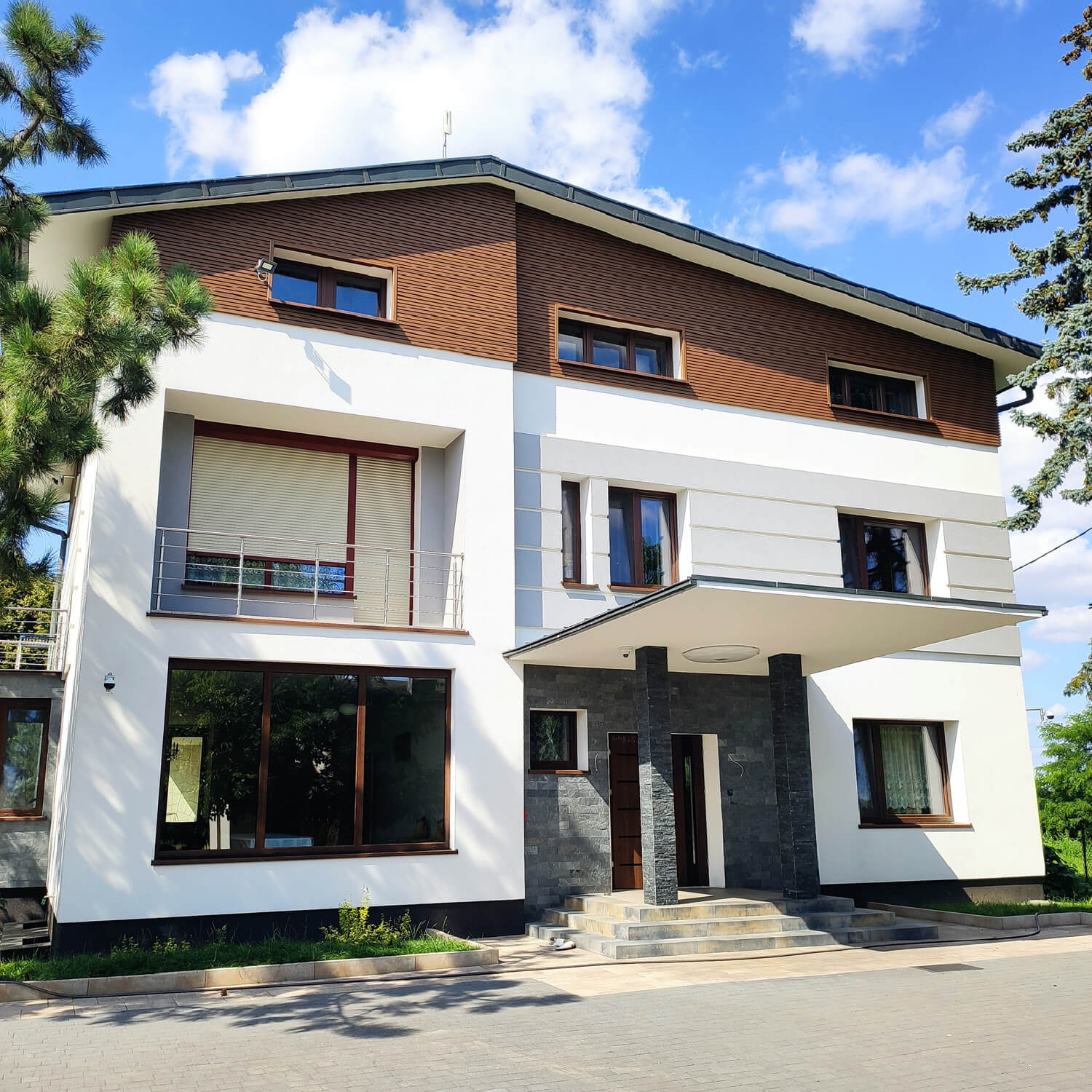 Premium Teak Lamellen an der Fassade – horizontale Anordnung