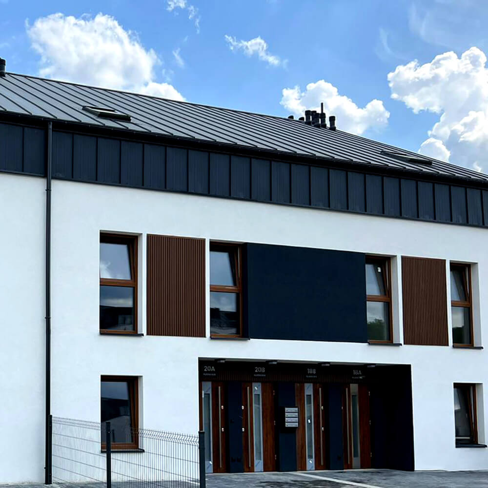 Lamellenfassaden-Elemente im Bereich der Fenster – Premium Teak Lamellen