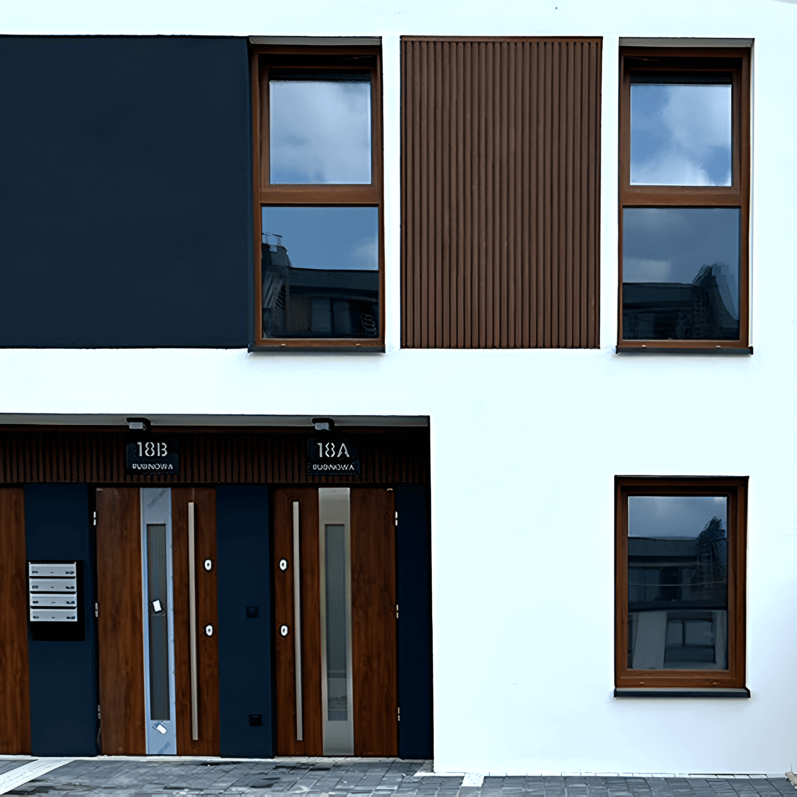 Lamellenfassaden-Elemente im Bereich der Fenster – Premium Teak Lamellen