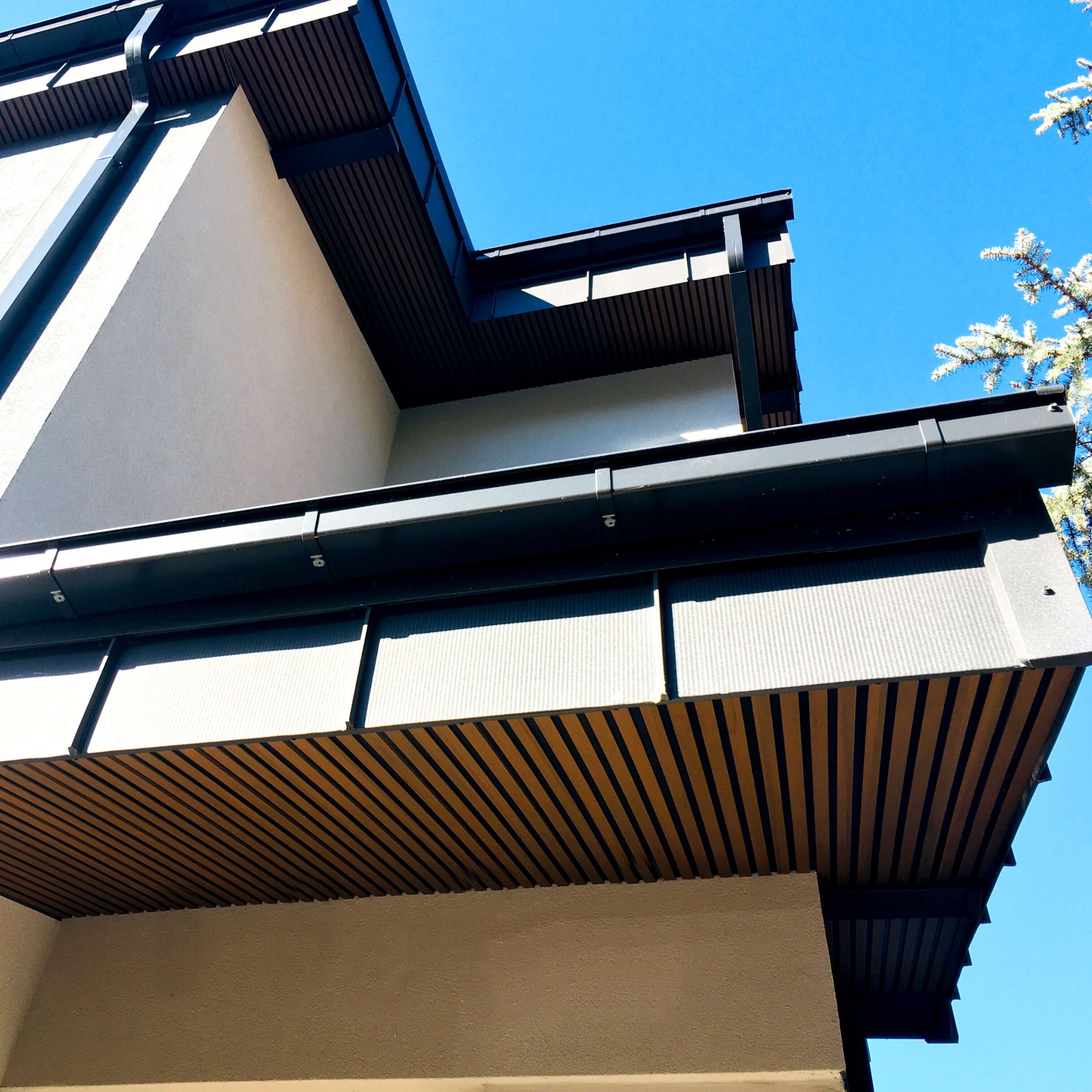 Gestaltung des Bereichs unter dem Dach des Gebäudes – DUO Lamellen Teak/Schwarz