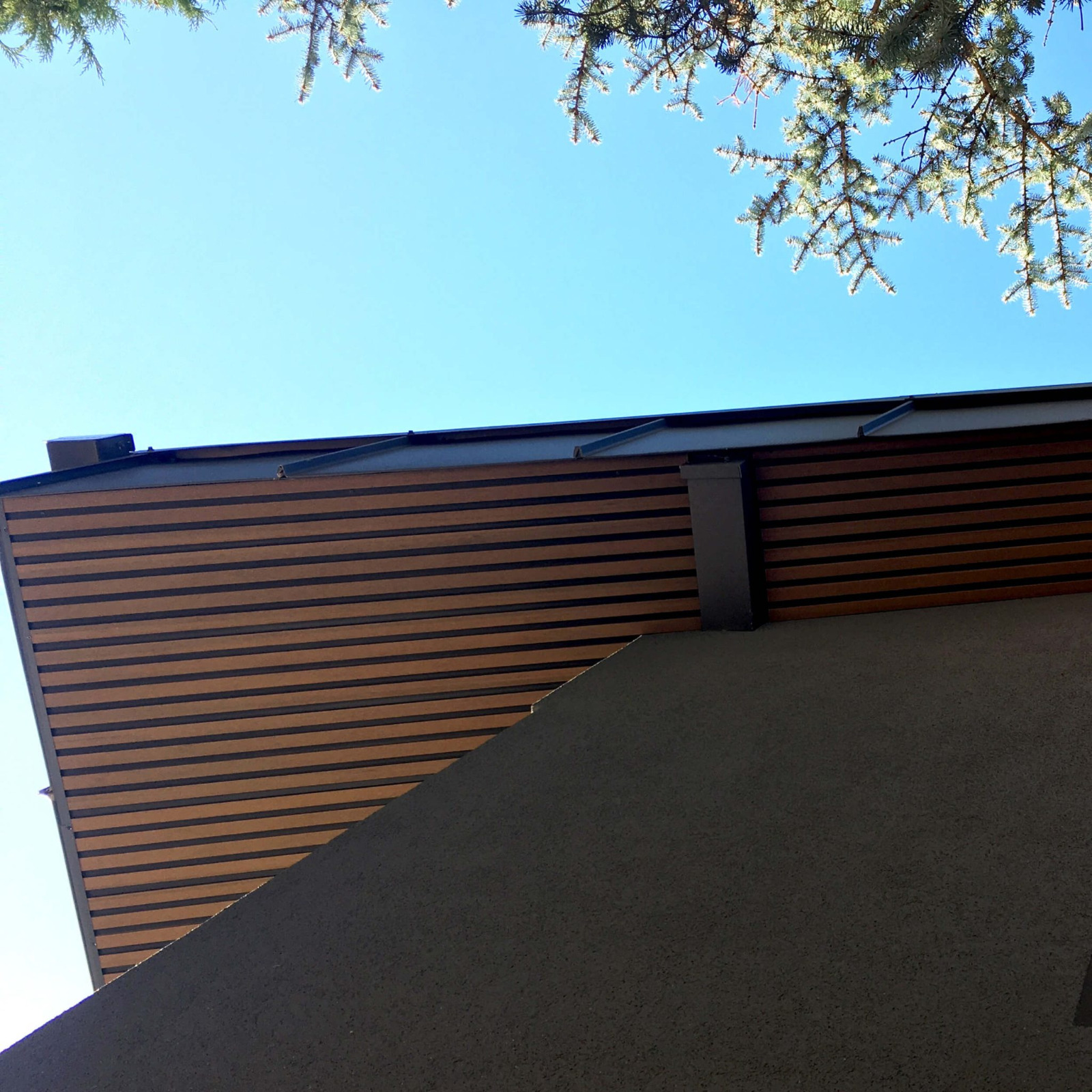 Gestaltung des Bereichs unter dem Dach des Gebäudes – DUO Lamellen Teak/Schwarz