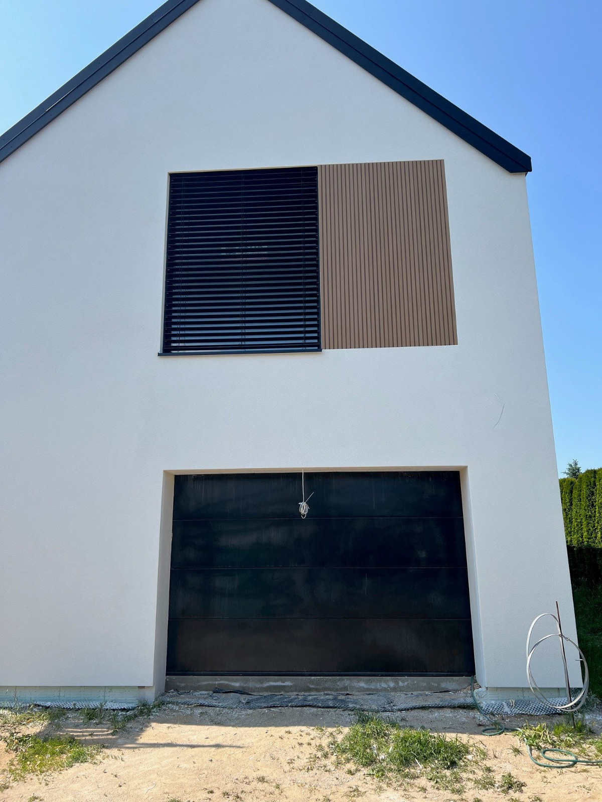 Fassade aus Verbundlamellen in Eiche Premium – Stil und Struktur