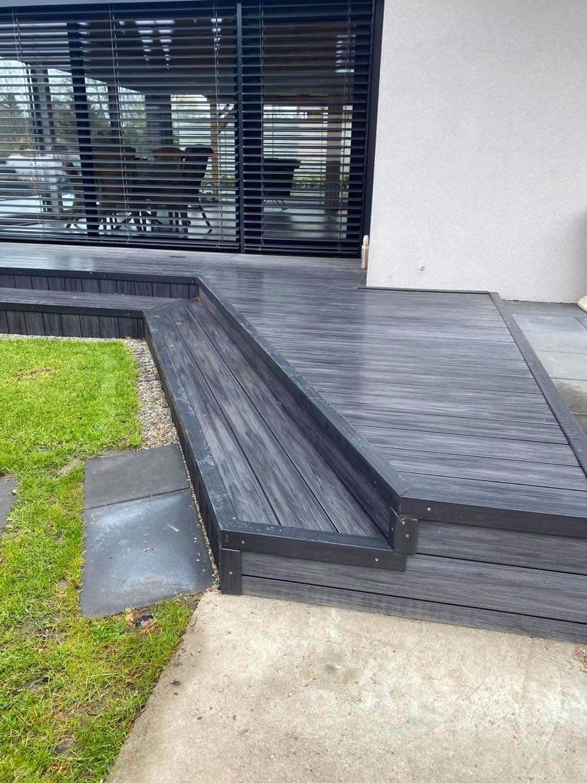 Terrasse mit Treppe – Komposit-Terrassendiele Premium Anthrazit