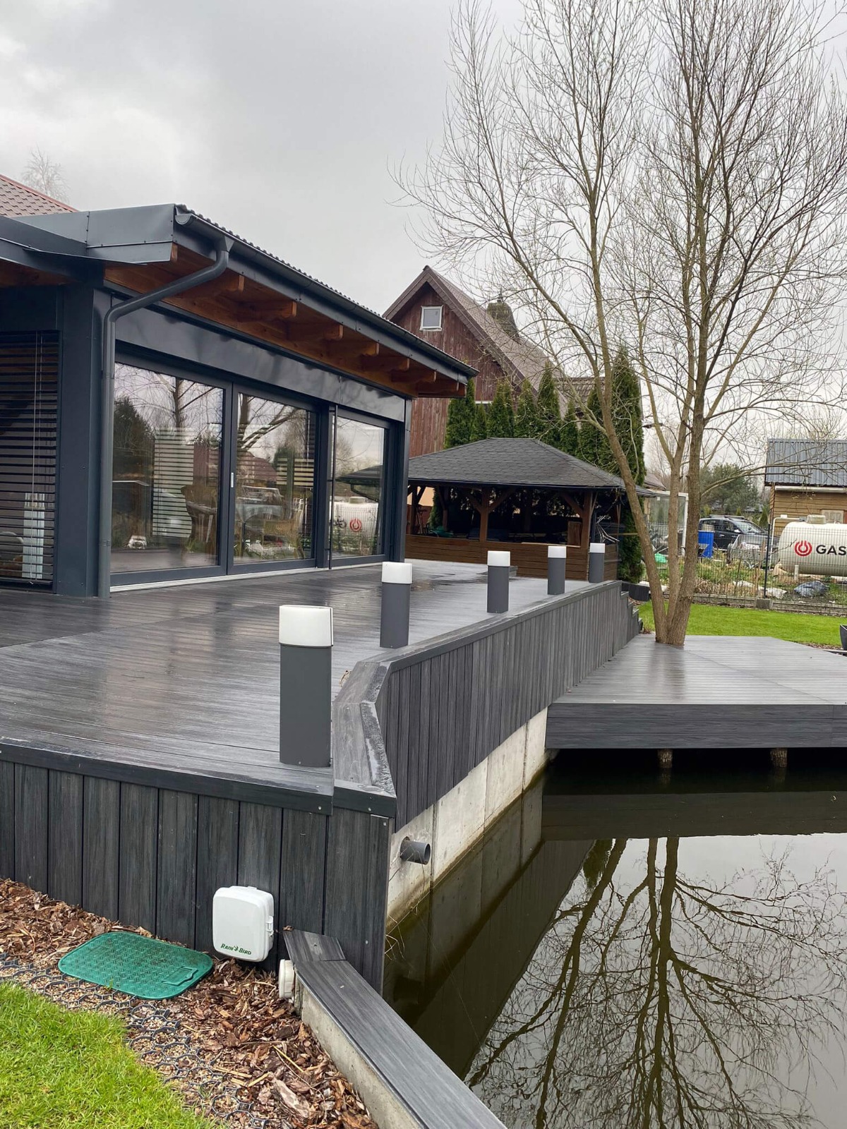 Terrasse mit Treppe – Komposit-Terrassendiele Premium Anthrazit