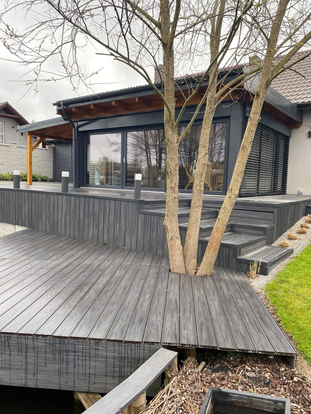 Terrasse mit Treppe – Komposit-Terrassendiele Premium Anthrazit