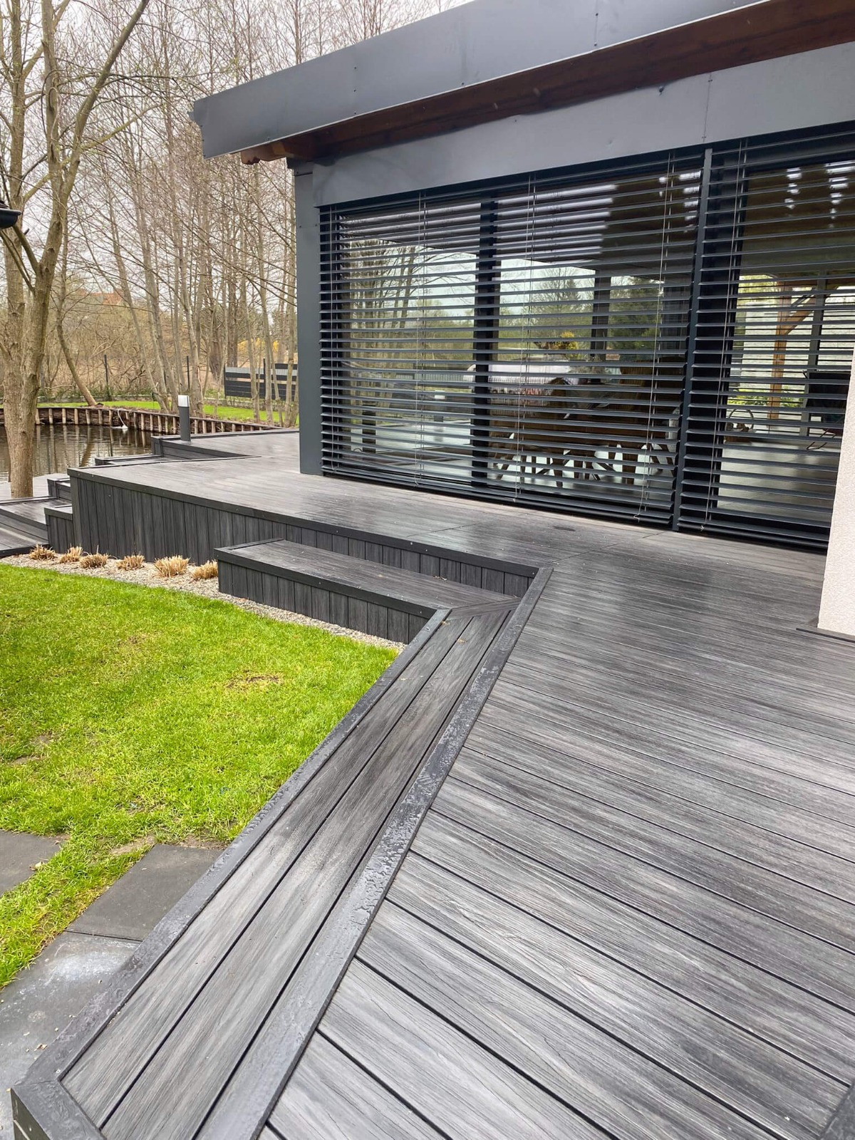 Terrasse mit Treppe – Komposit-Terrassendiele Premium Anthrazit