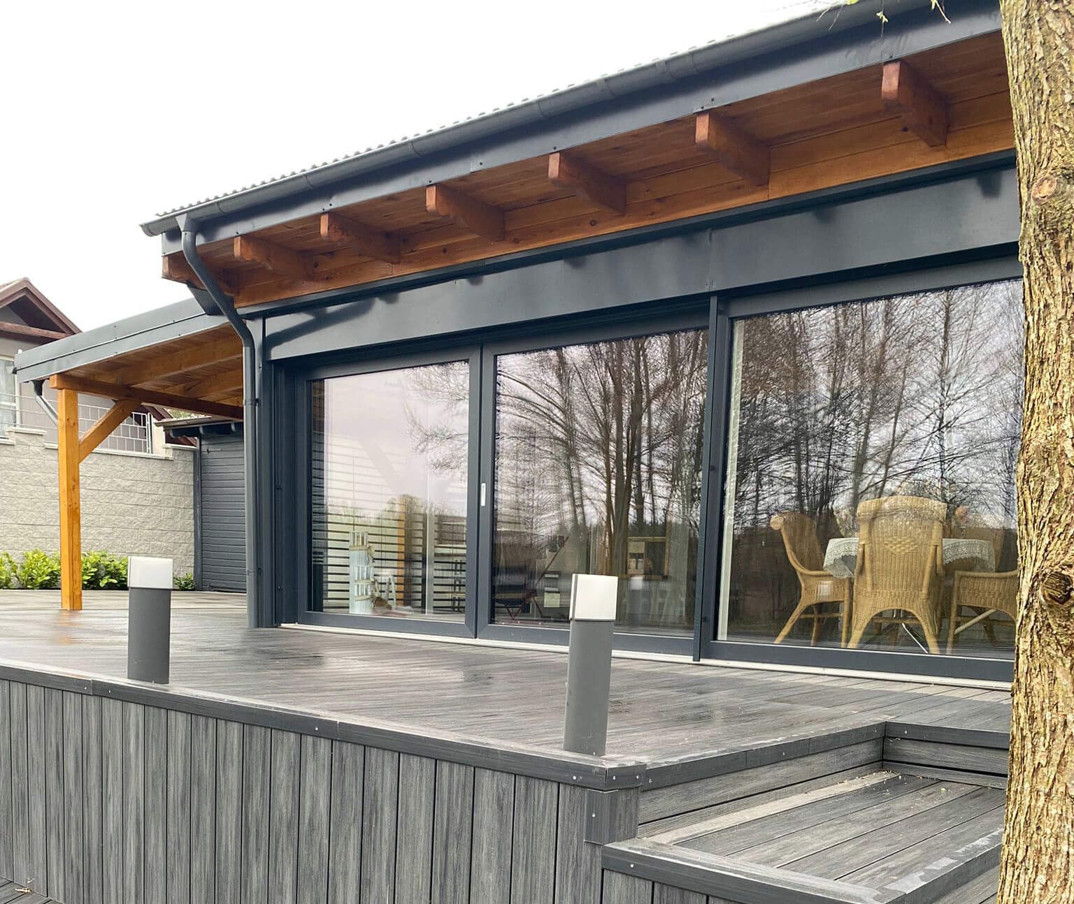 Terrasse mit Treppe – Komposit-Terrassendiele Premium Anthrazit