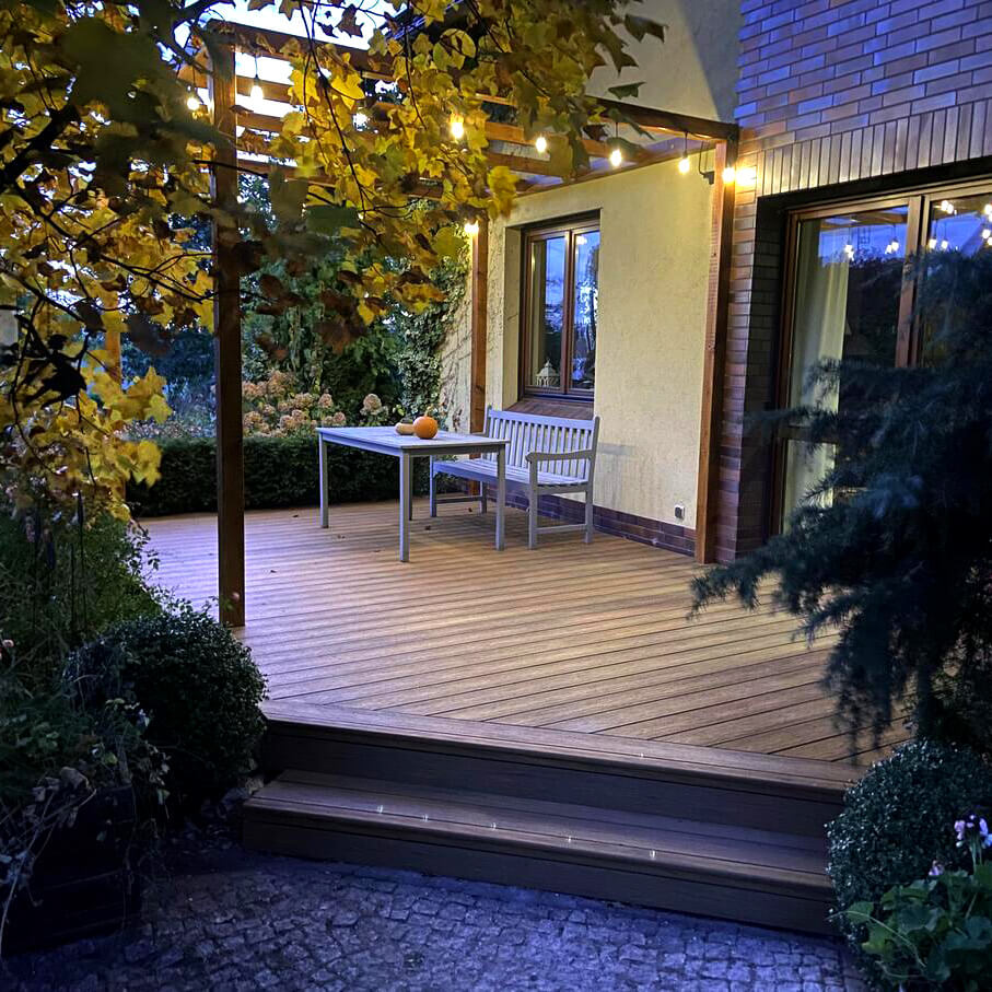 WPC-Terrasse mit Premium-Ambra-Terrassendielen – eine stimmungsvolle Umsetzung mit atmosphärischer Beleuchtung